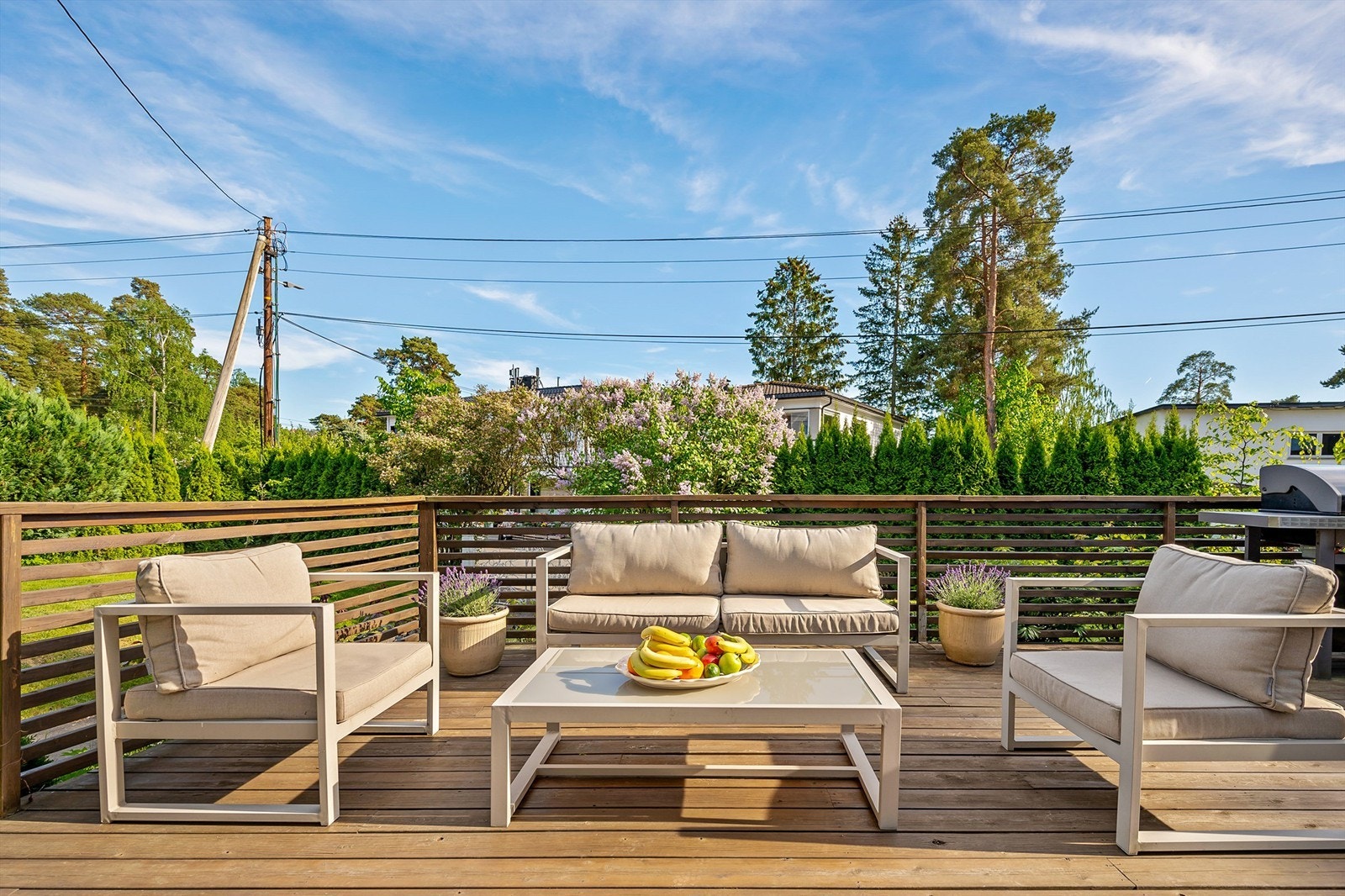 Mot syd og vest er det bygd en stor markterrasse mot hagen. Denne har dekke av terrassebord, rekkverk med trespiler og et flott areal som gir god plass til flere ulike utemøbler. Galleribilde
