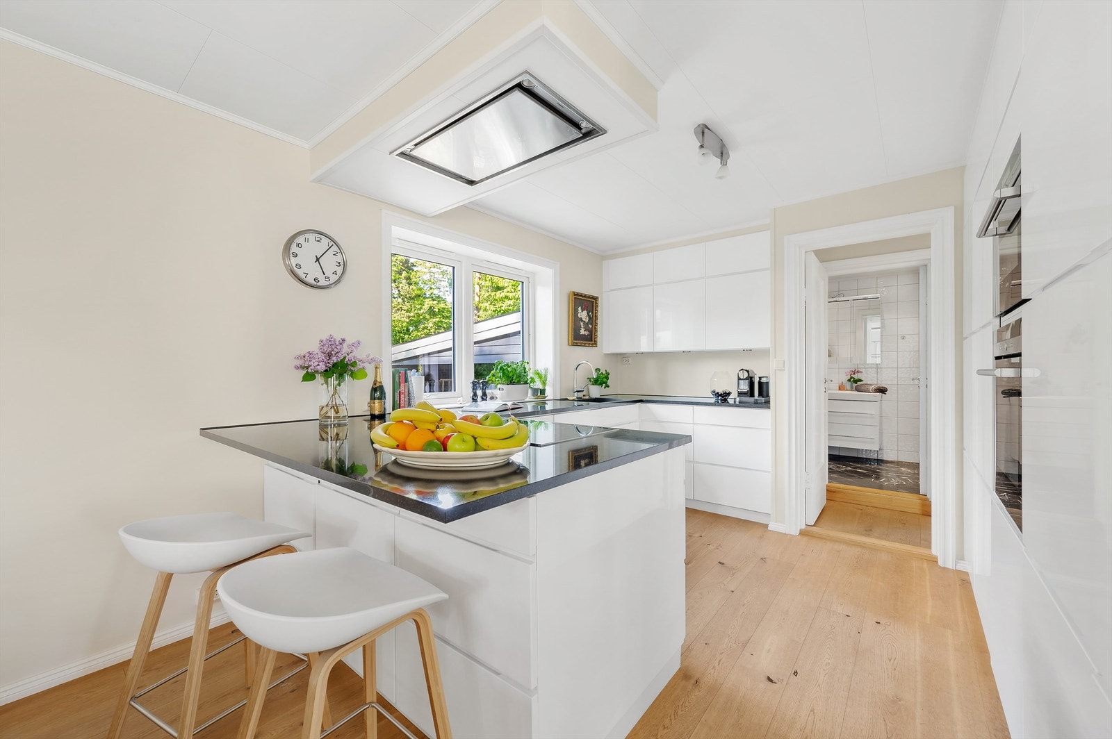 Innredningen fra Kvik ble montert mellom 2012 og 2015 og er moderne i stilen, plassert i en romslig U-form med barløsning og ekstra skuffer mot spisestuen. Galleribilde