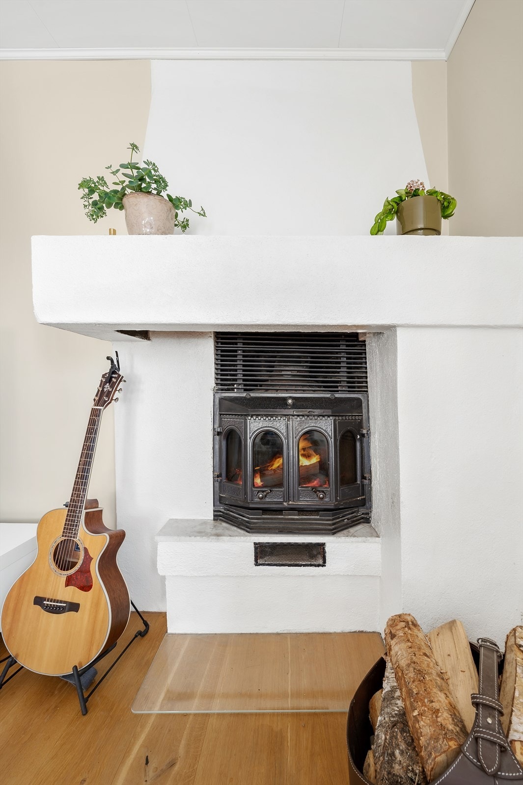 I hjørnet av stuen er det murt opp en peis med glassdører, et ekstra hyggeelement i den kalde årstiden. Galleribilde