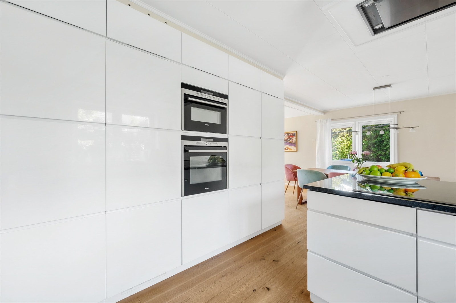 Kjøkkenet er utstyrt med integrert induksjonstopp, stekeovn, mikrobølgeovn, oppvaskmaskin, kjøleskap og fryser. Galleribilde