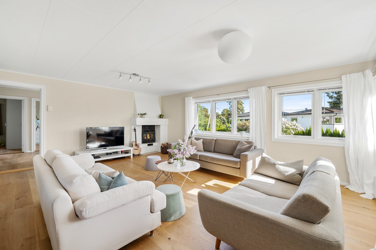 Stuen er lys og luftig med vindusrekker mot syd og vest Galleribilde