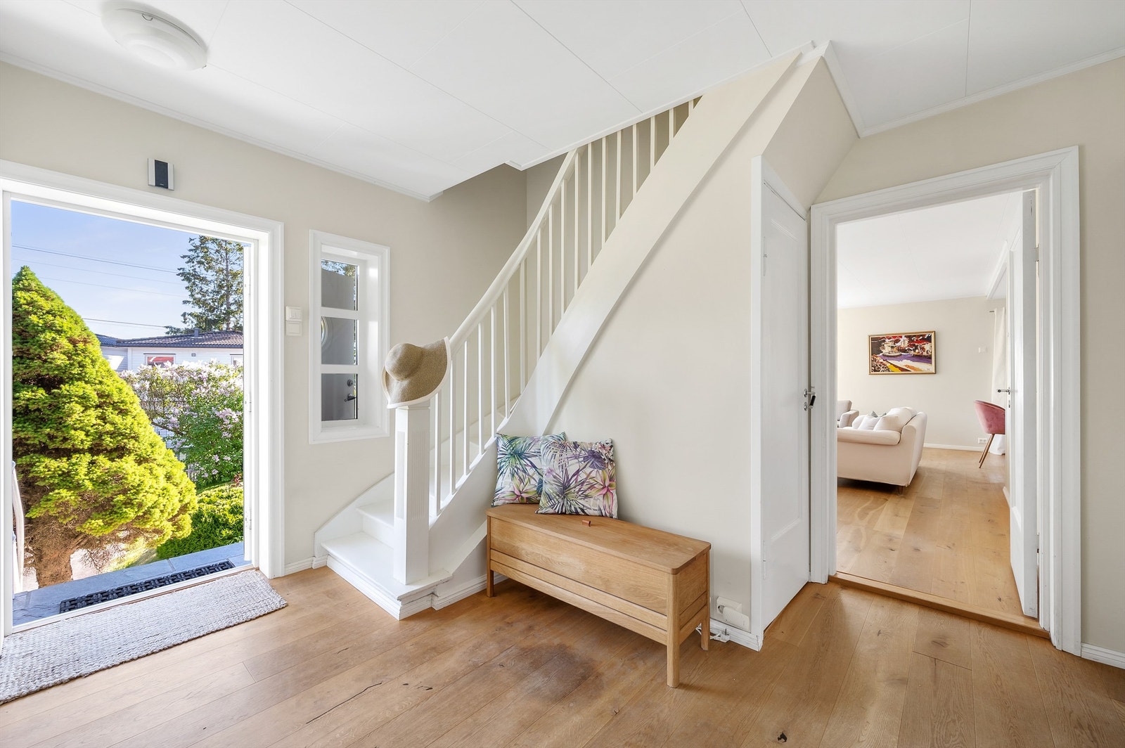 Boligens hovedinngang i første etasje har et vakkert, enstavs parkettgulv i oljet eik, lysmalte veggflater og en hvitmalt trapp opp til andre etasje. Under trappen er det dør til kjellertrapp, og det er ellers inngang til bad, stue, kjøkken og to gode sov Galleribilde