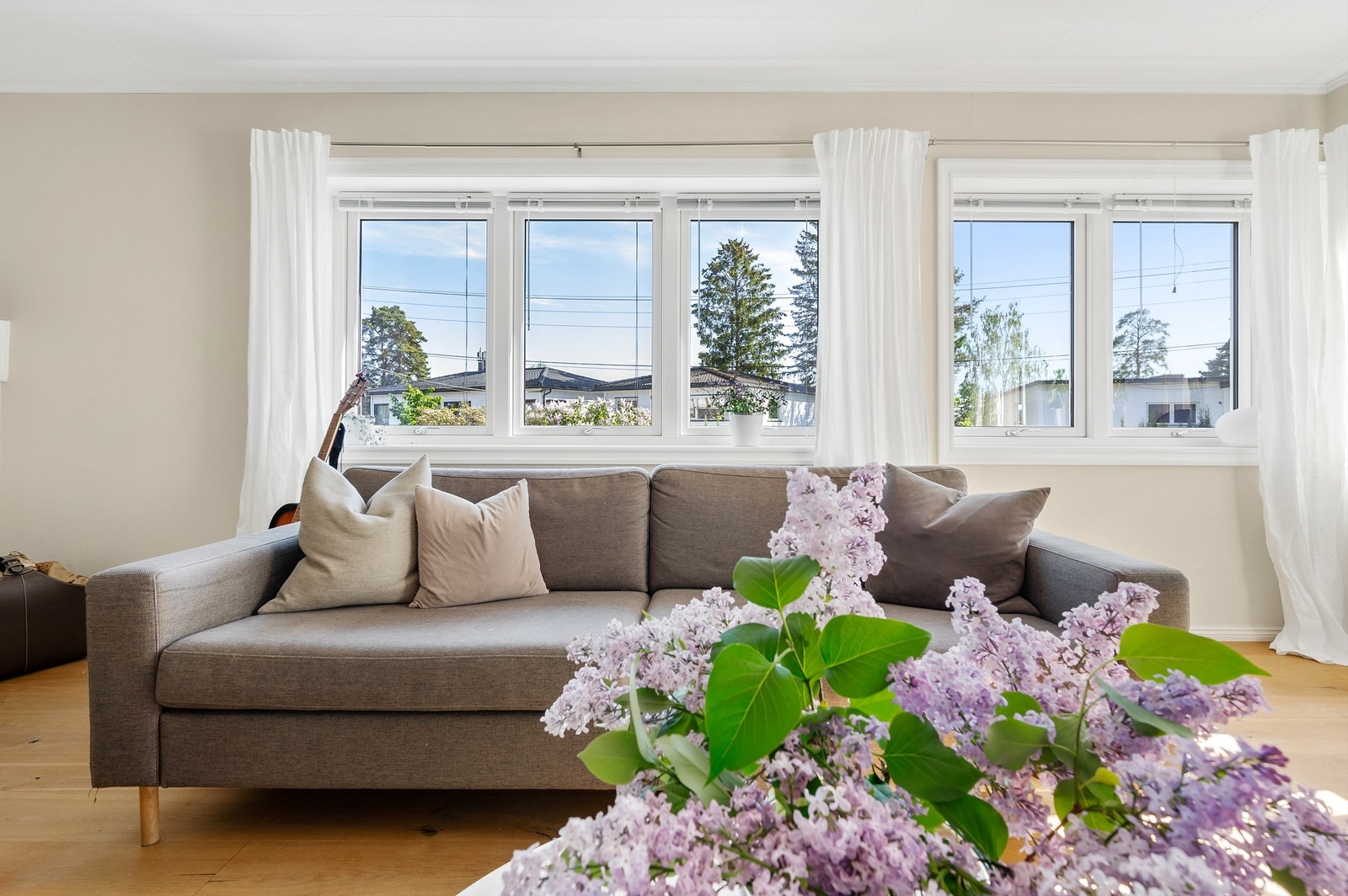 Stuen er lys og luftig med vindusrekker mot syd og vest Galleribilde