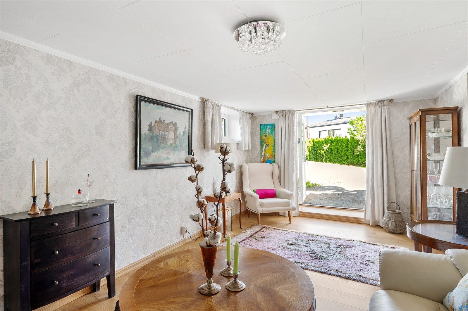 I tidligere garasje er det innredet en stor kjellerstue med egen inngang. Kjellerstuen er pent innredet med medaljongtapet på veggene, enstavs parkettgulv fra 2025 og et lite gangareal mot tofløyede, sydvendte terrassedører. Galleribilde