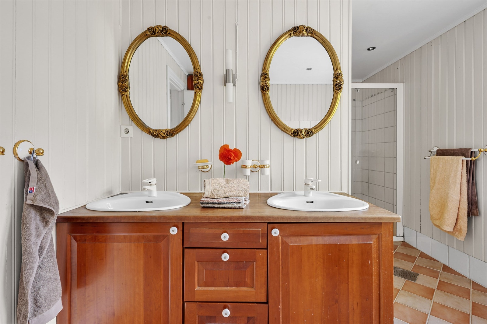 Servantskap i tre med nedfelt dobbelservant, to servantspeil og belysning. Galleribilde