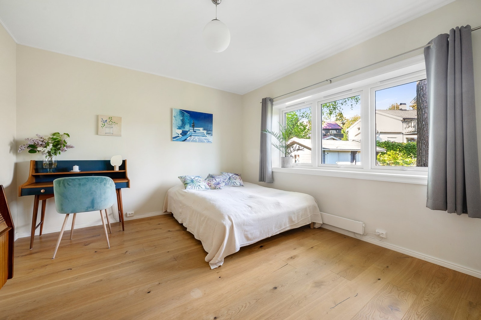 Huset har fem gode soverom, to i første etasje og tre i andre etasje. De to soverommene i første etasje har gulvvarme. Galleribilde