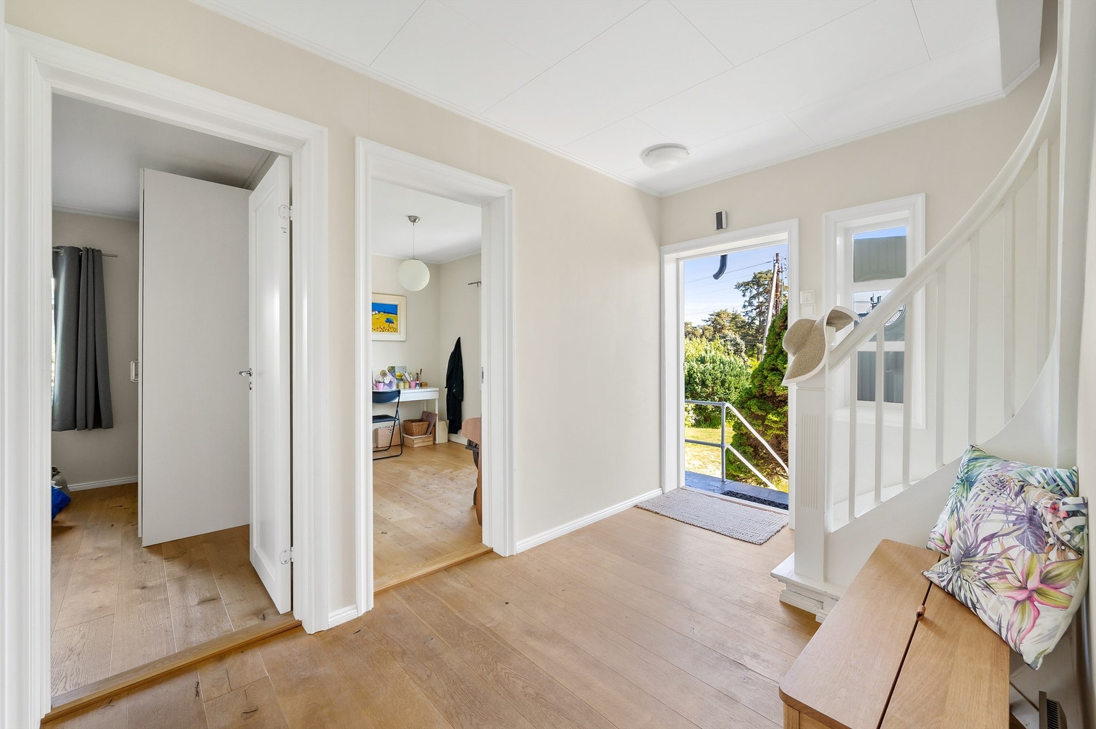 Boligens hovedinngang i første etasje har et vakkert, enstavs parkettgulv i oljet eik, lysmalte veggflater og en hvitmalt trapp opp til andre etasje. Under trappen er det dør til kjellertrapp, og det er ellers inngang til bad, stue, kjøkken og to gode sov Galleribilde