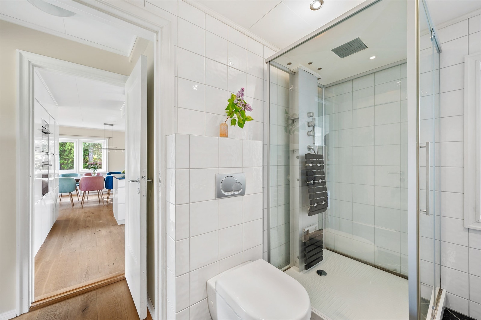 Innredningen består av bl.a. veggmontert toalett og et stort og flott dusjkabinett med regnfallsdusj og flere velværefunksjoner. Galleribilde