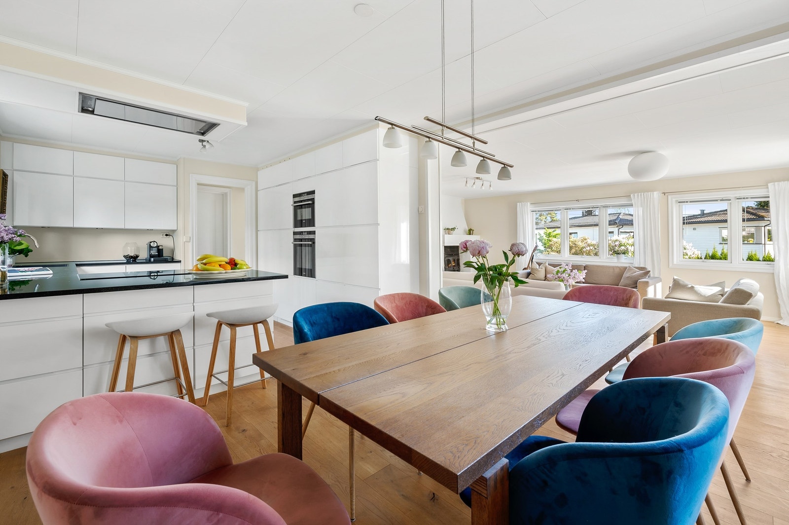 Kjøkkenet ligger i første etasje, tilbaketrukket, men i åpen løsning til hovedstuen. Galleribilde