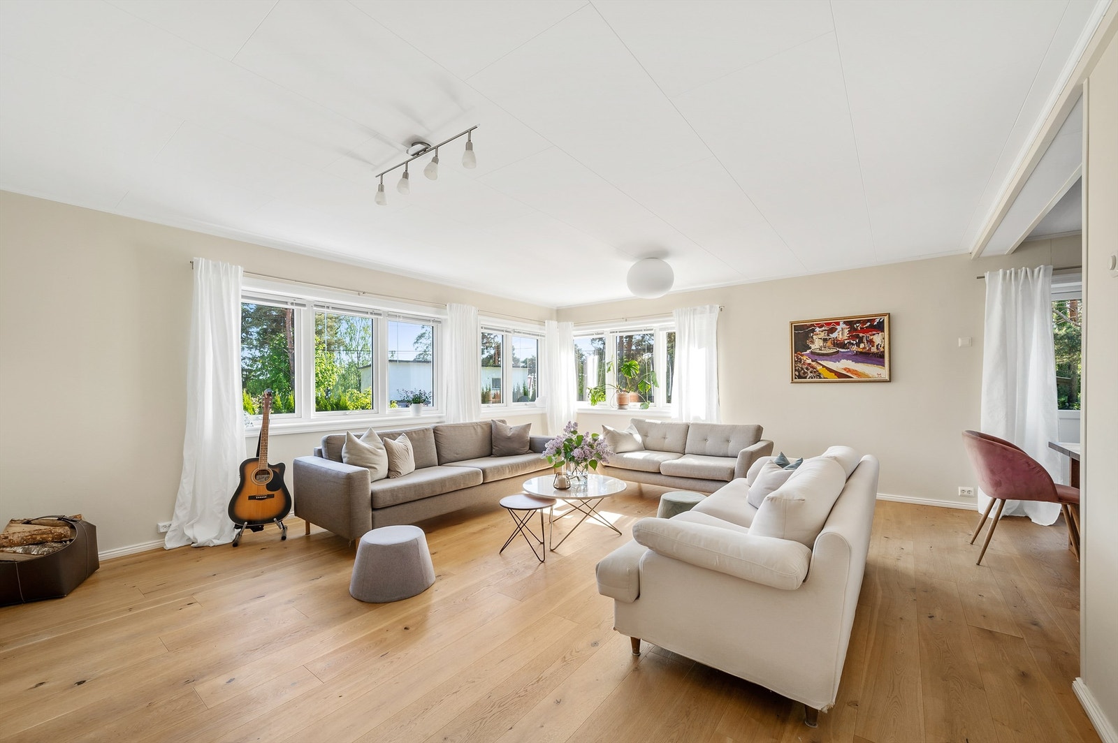 Stuen er lys og luftig med vindusrekker mot syd og vest Galleribilde