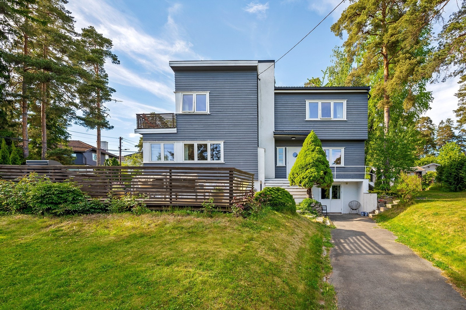 Tomten er opparbeidet med en solrik, frodig hageidyll og store terrasser mot syd og vest Galleribilde