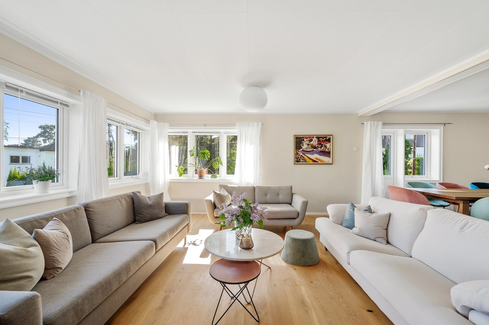 Stuen er lys og luftig med vindusrekker mot syd og vest Galleribilde