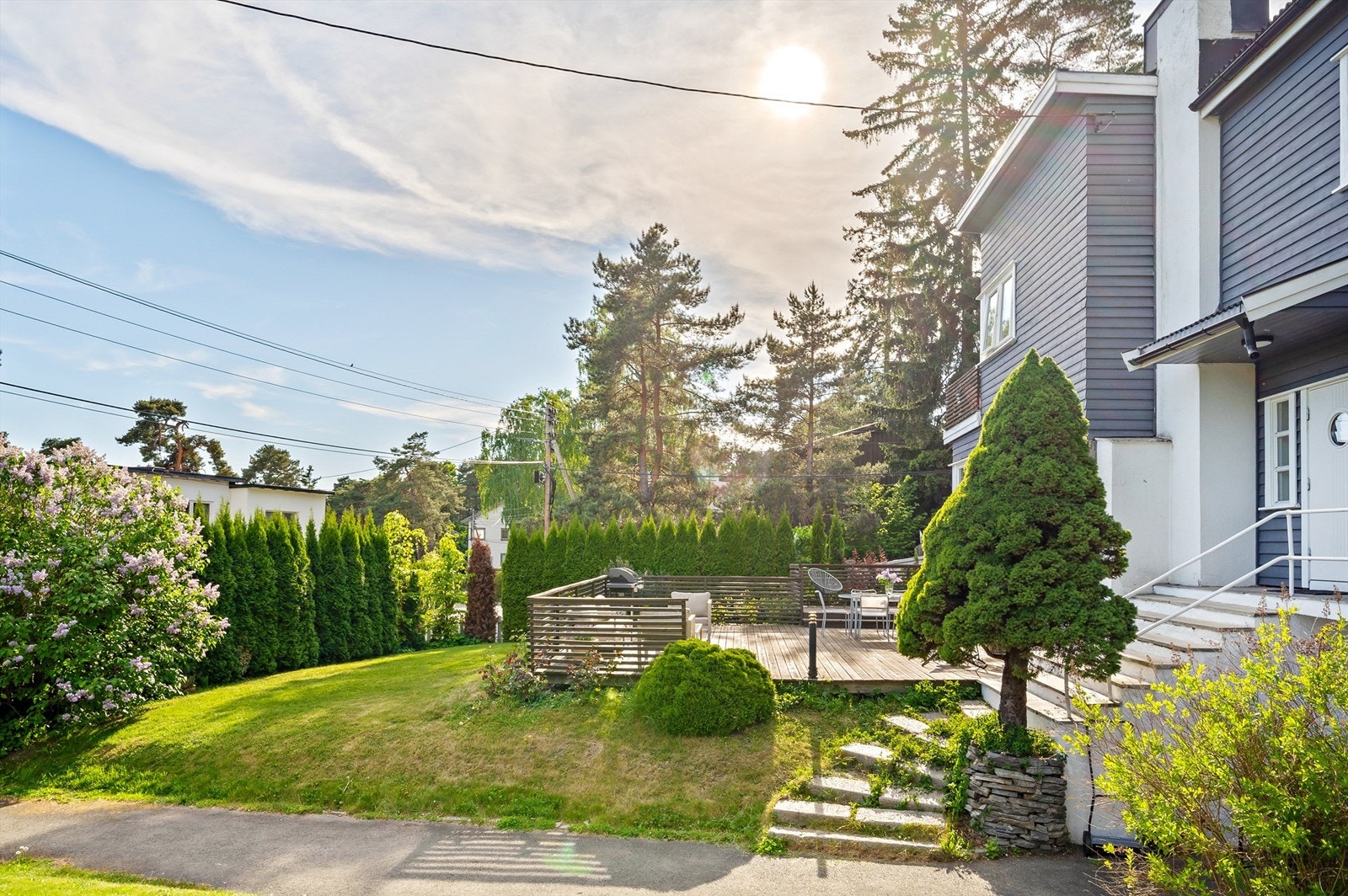 Tomten er opparbeidet med en solrik, frodig hageidyll og store terrasser mot syd og vest Galleribilde