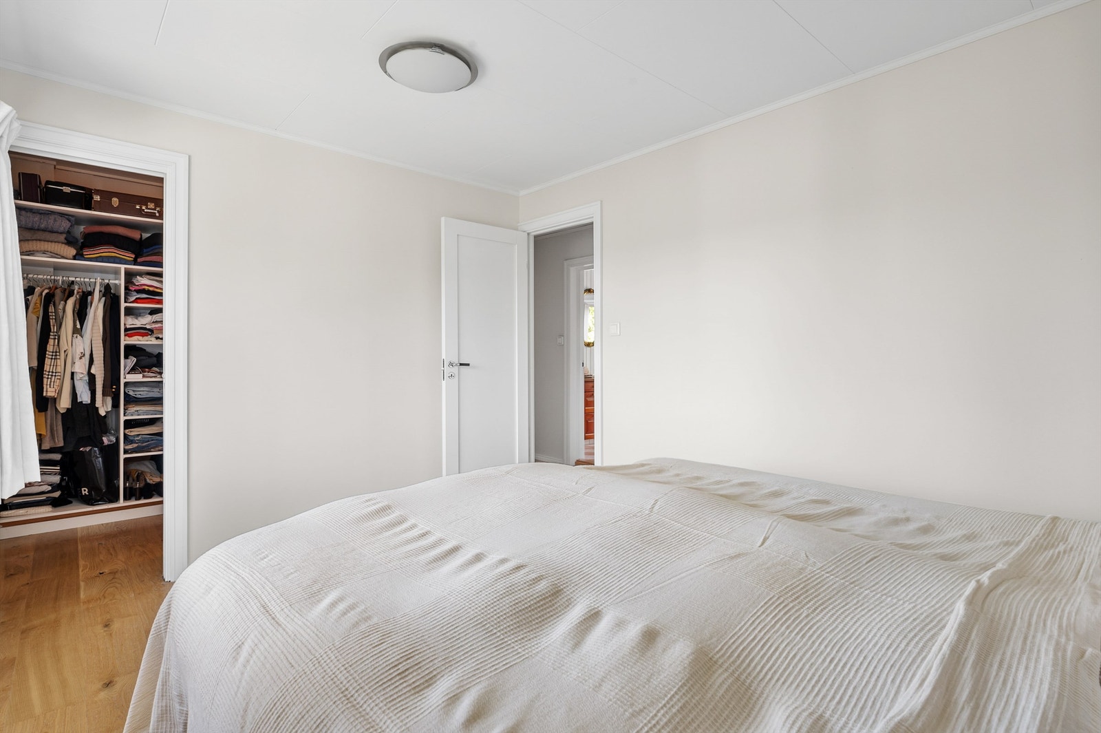 Alle de fem soverommene har enstavs parkettgulv, glatte, malte veggflater, hvitmalte himlinger og gode vindusflater. Galleribilde