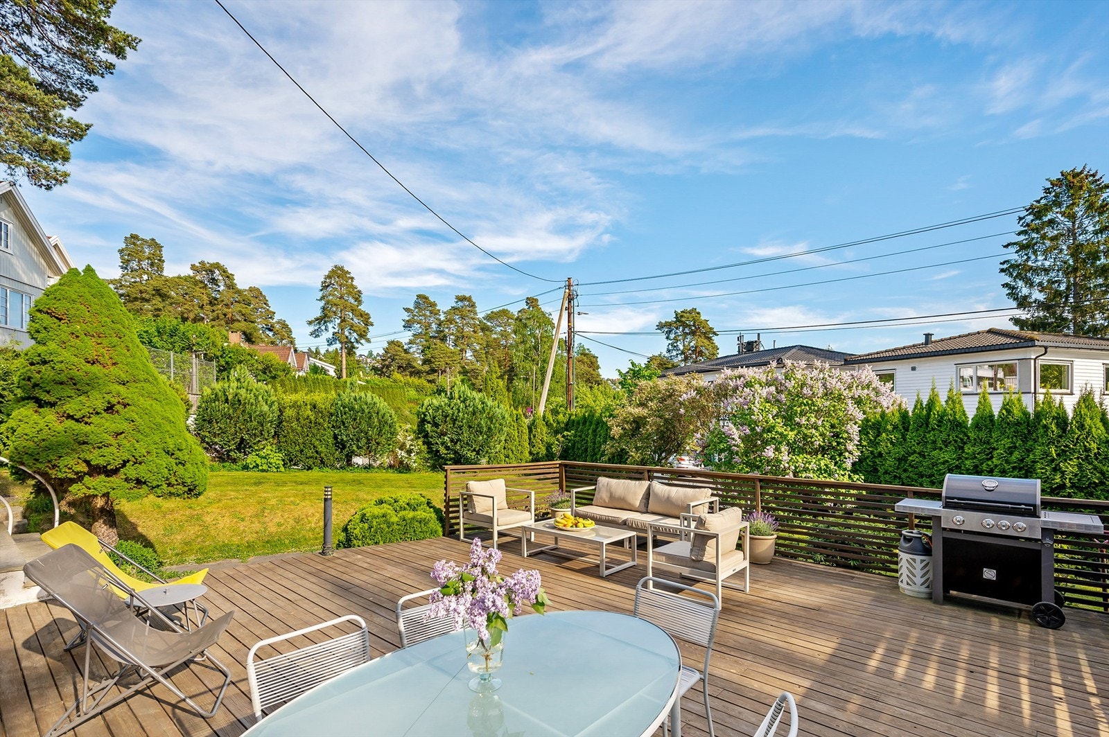 Tomten er opparbeidet med en solrik, frodig hageidyll og store terrasser mot syd og vest Galleribilde