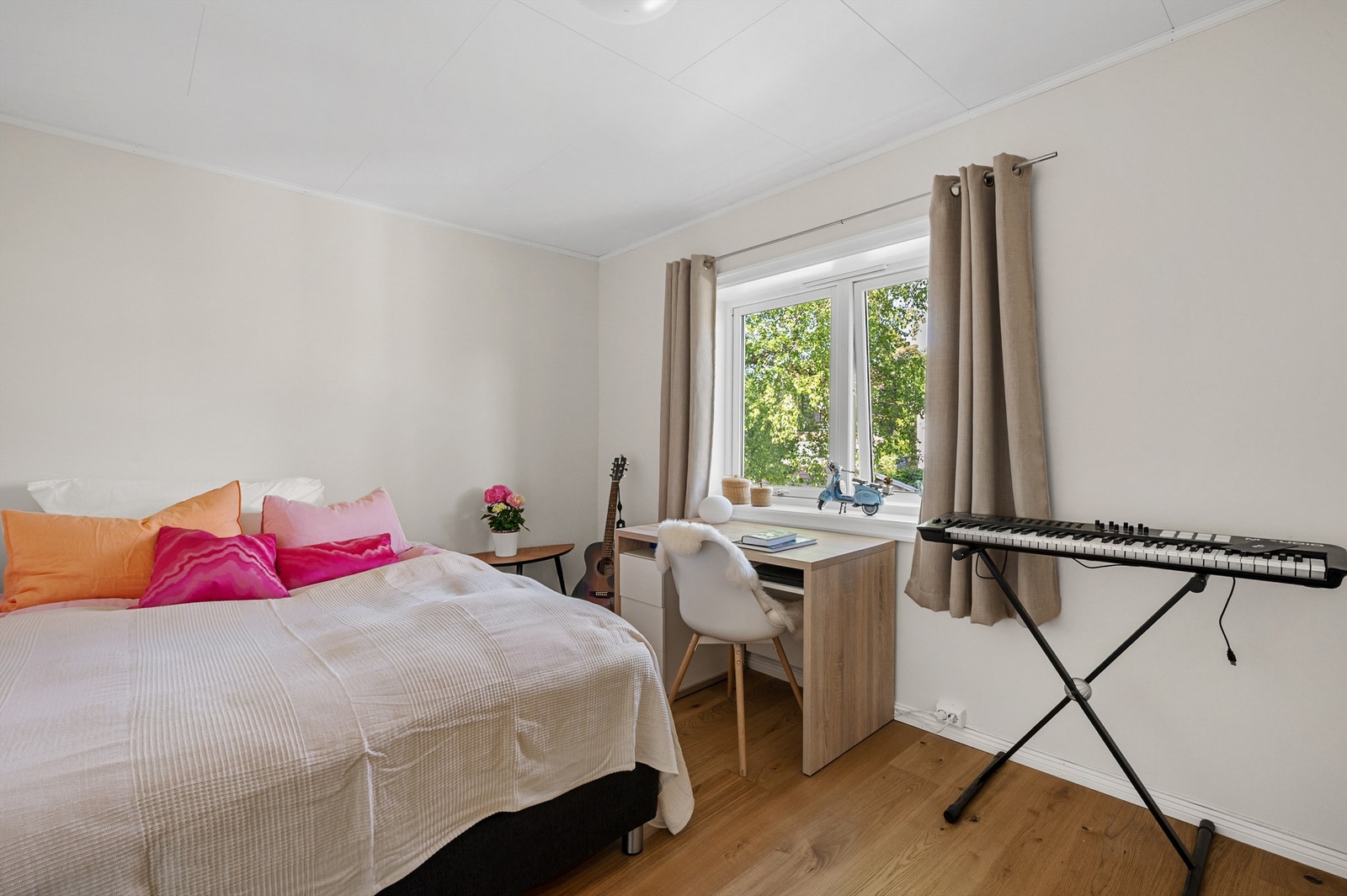 Alle de fem soverommene har enstavs parkettgulv, glatte, malte veggflater, hvitmalte himlinger og gode vindusflater. Galleribilde