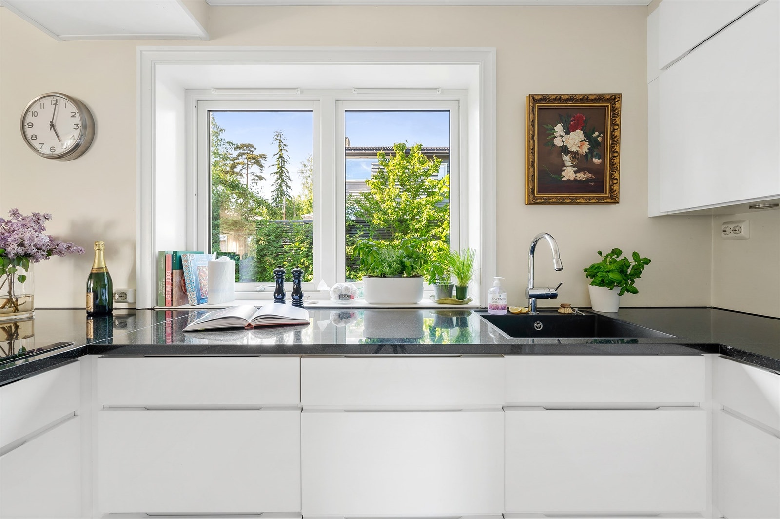 Vinduer over den ene benken og i spisestuesonen gir rikelig med dagslys til sonen. Galleribilde