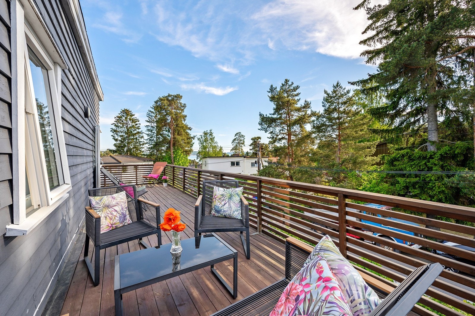 Loftstuen har utgang til en stor, vestvendt terrasse på ca. 21 kvm. Galleribilde