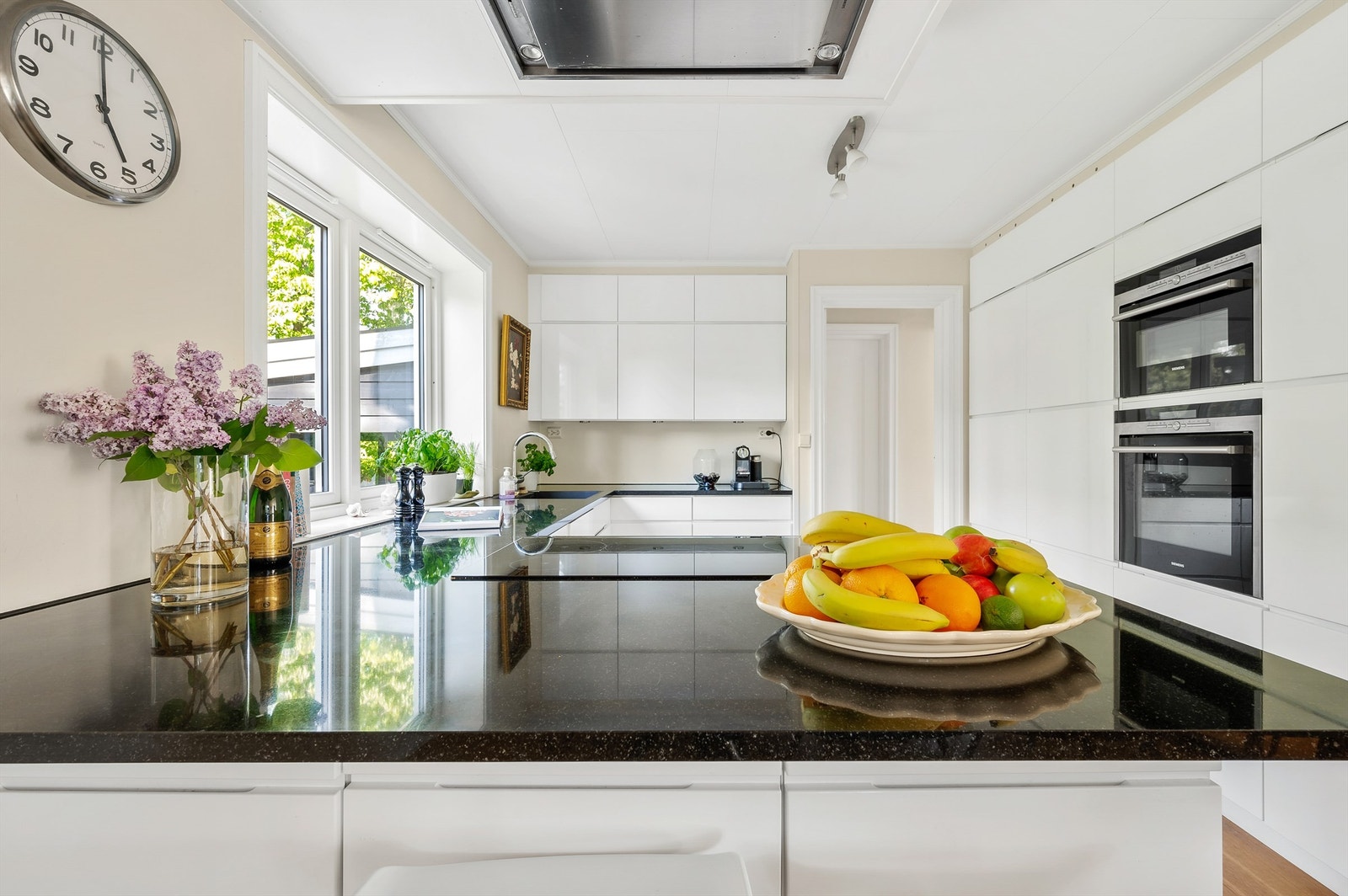 Kjøkkenet er plassert i en romslig U-form med barløsning og ekstra skuffer mot spisestuen. Galleribilde