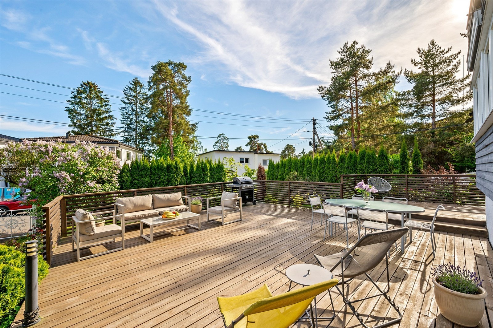 Mot syd og vest er det bygd en stor markterrasse mot hagen. Denne har dekke av terrassebord, rekkverk med trespiler og et flott areal som gir god plass til flere ulike utemøbler. Galleribilde