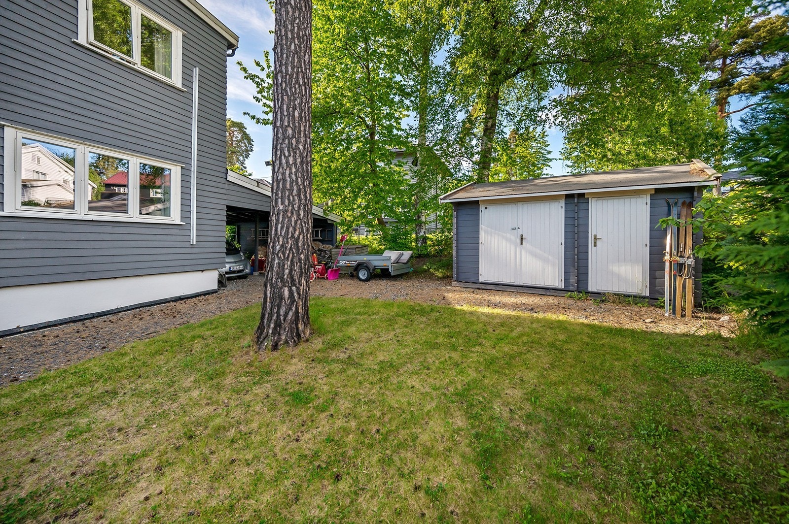 Uthus fra 2012 på nordsiden av boligen. Galleribilde