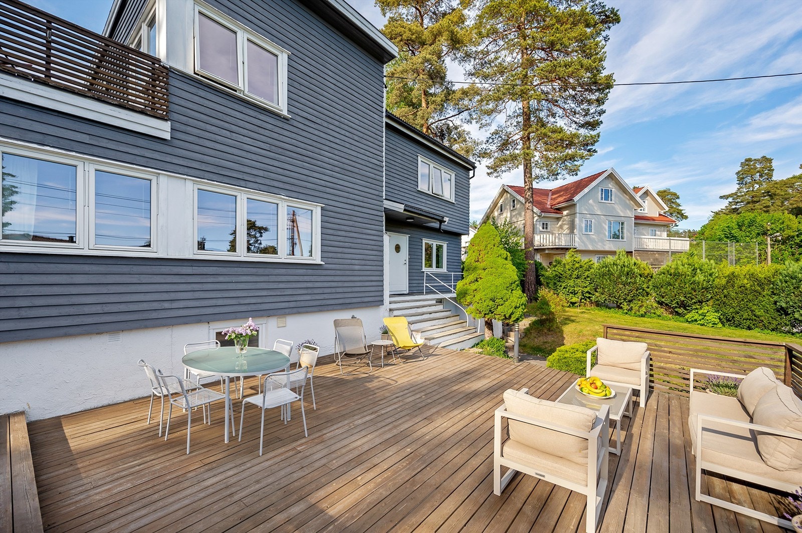 Mot syd og vest er det bygd en stor markterrasse mot hagen. Denne har dekke av terrassebord, rekkverk med trespiler og et flott areal som gir god plass til flere ulike utemøbler. Galleribilde
