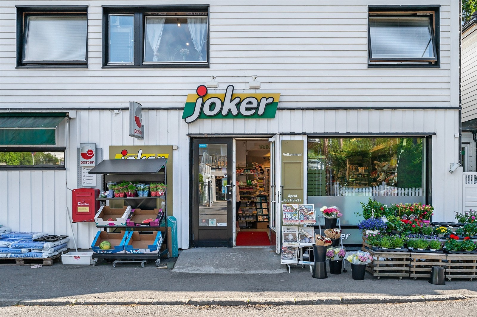Lokale butikken med post i butikk. Også søndagsåpen Galleribilde