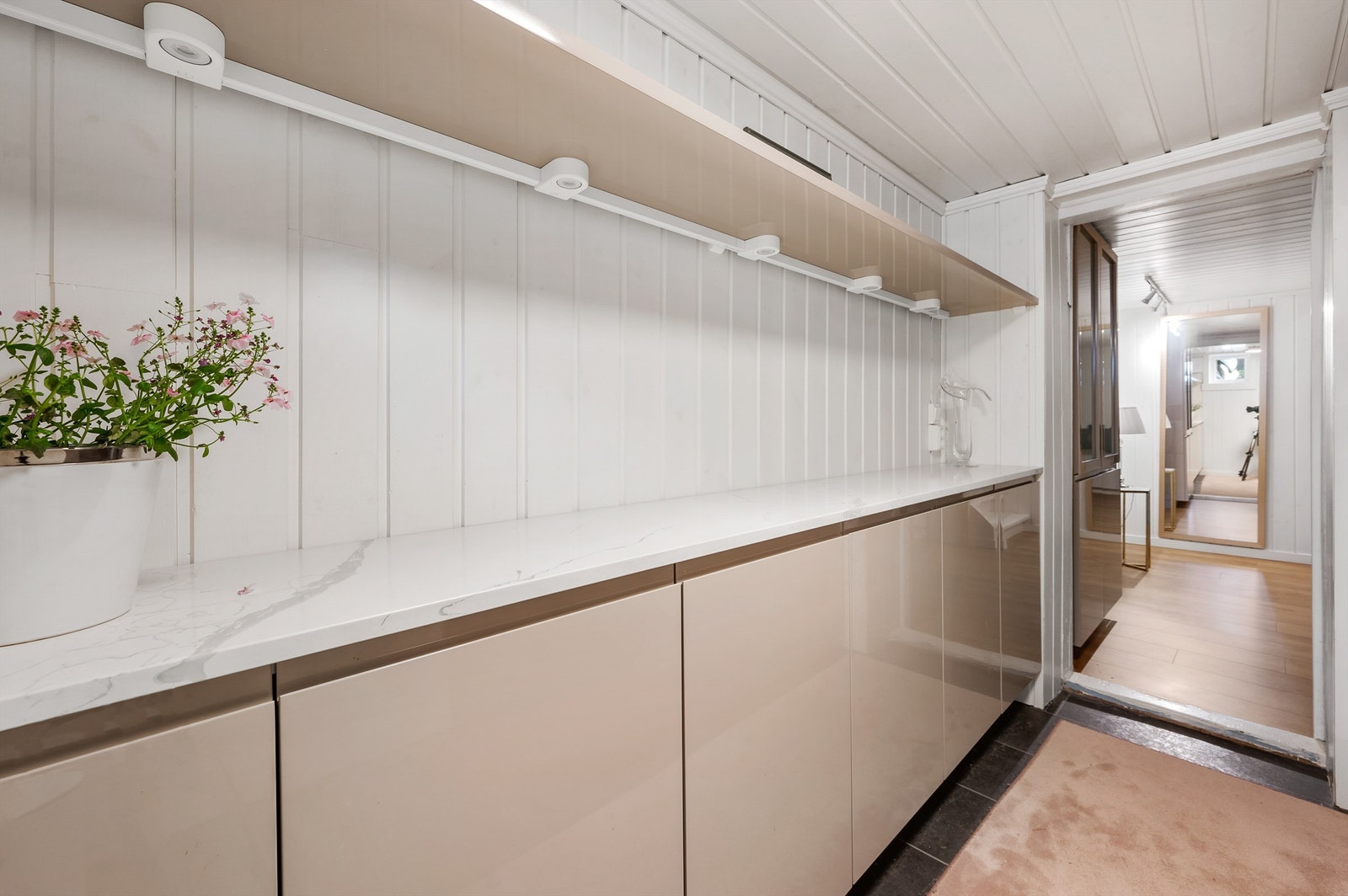 Kjøkkenet har en stilig innredning fra 2017, plassert parallelt langs to sider av rommet. Galleribilde