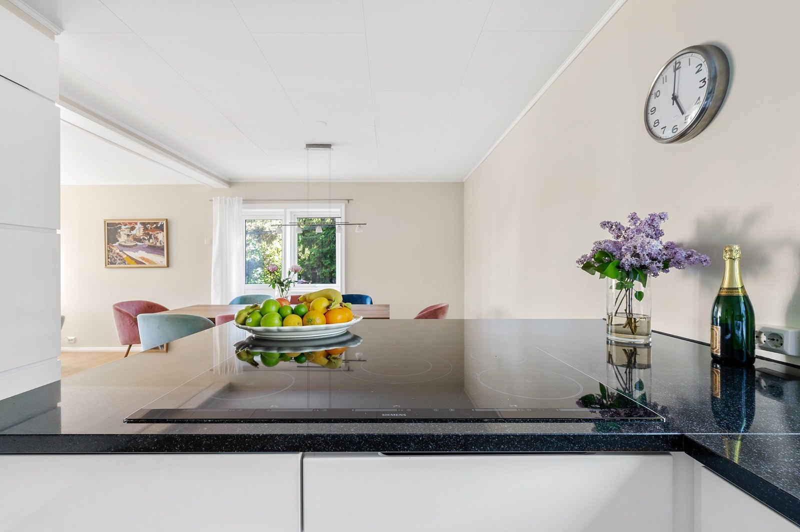 Integrert induksjonstopp. Ventilatoren er felt inn i taket over kokesonen. Galleribilde