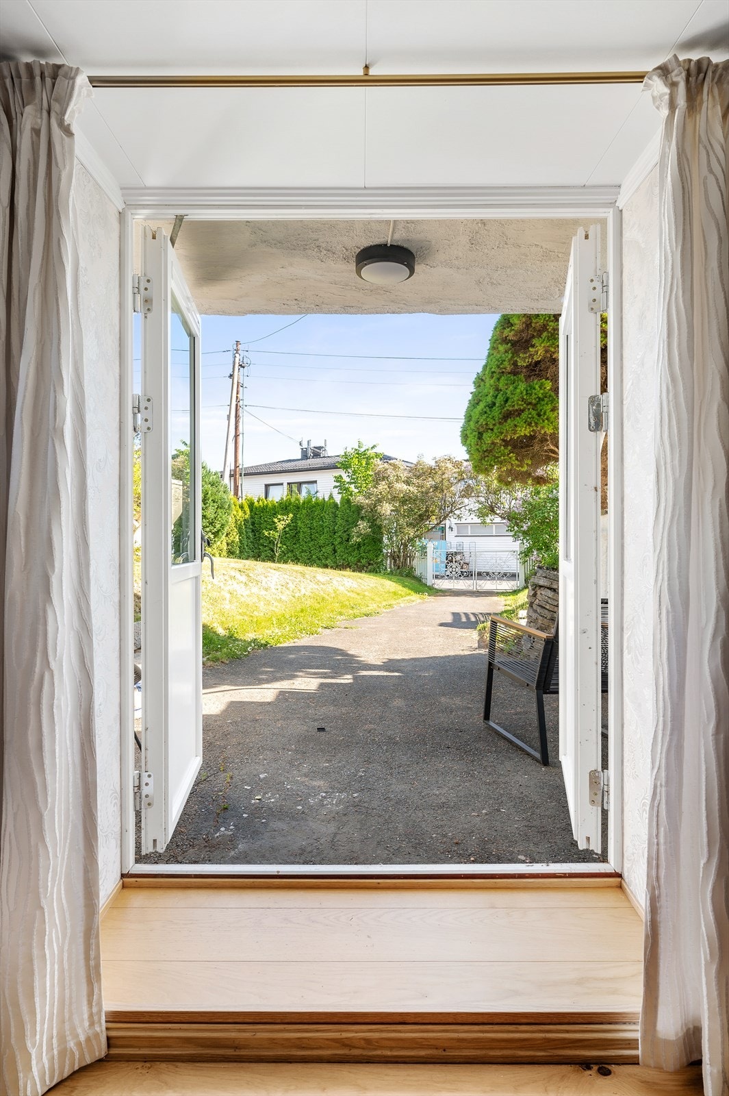 Kjellerstuen har to-fløyet og sydvendt terrassedører. Galleribilde