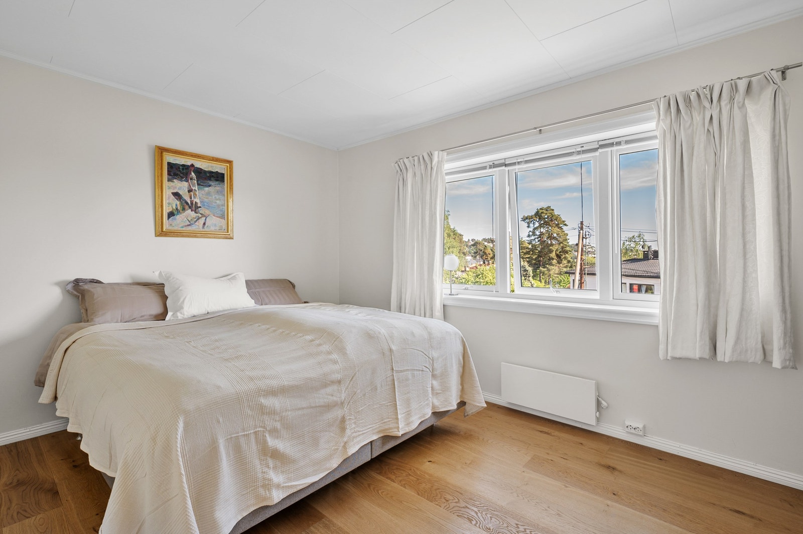 Alle de fem soverommene har enstavs parkettgulv, glatte, malte veggflater, hvitmalte himlinger og gode vindusflater. Galleribilde