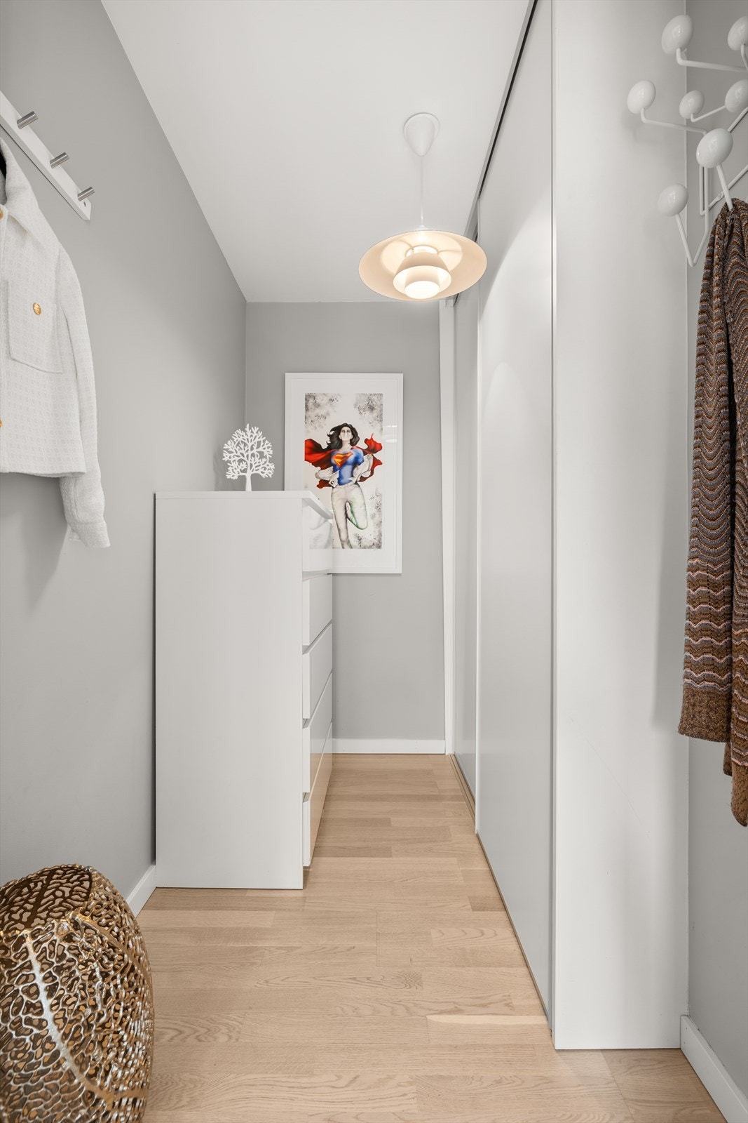 I praktisk tilknytning til entréen/hallen ligger bod som er innredet som et garderoberom. Her er det skyvedørsgarderobe og plass til oppbevaring Galleribilde