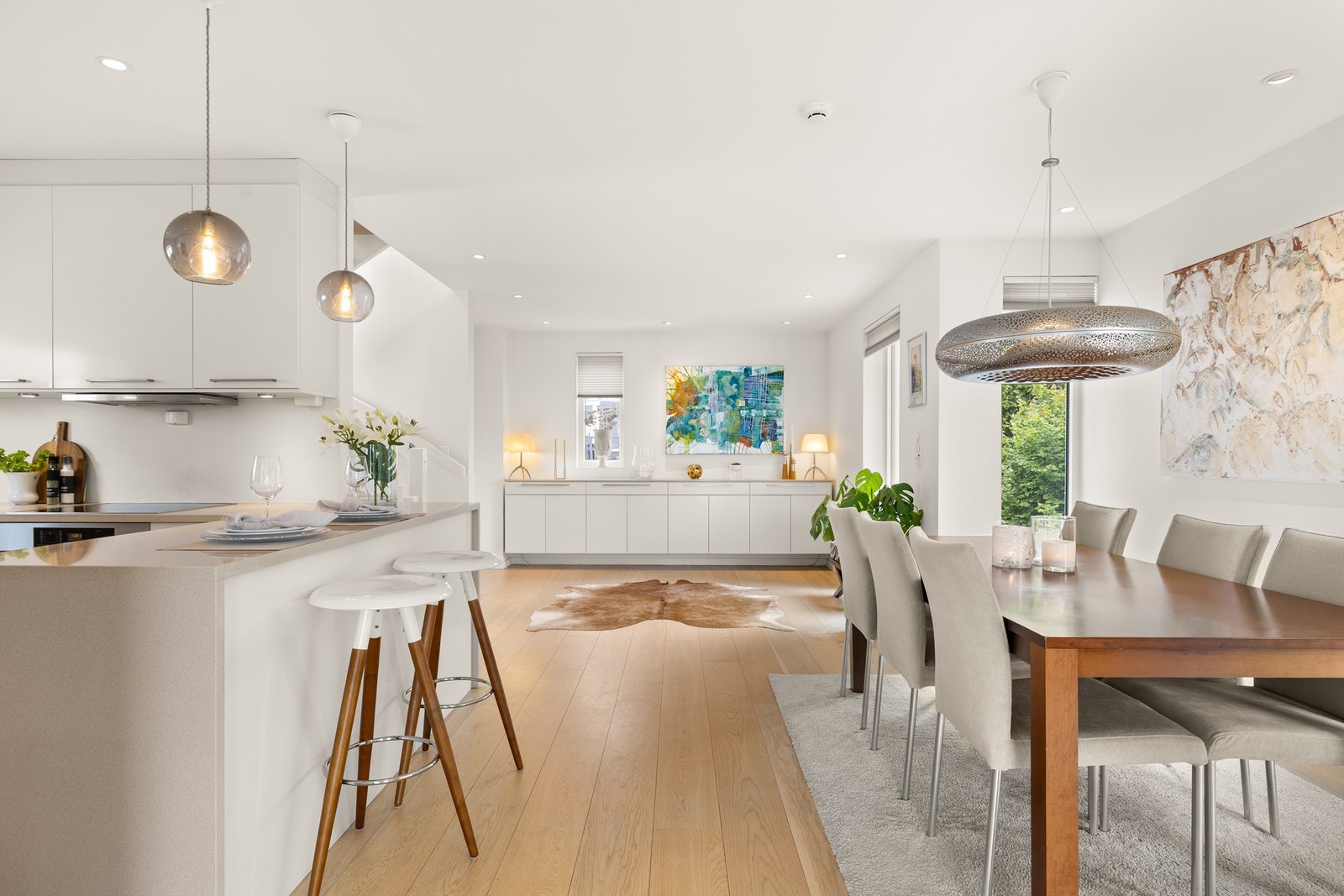 En lys og flott etasje med romslige og åpne rom og store glassflater som gir mye lys og flott utsyn. Gulvvarme i hele etasjen Galleribilde