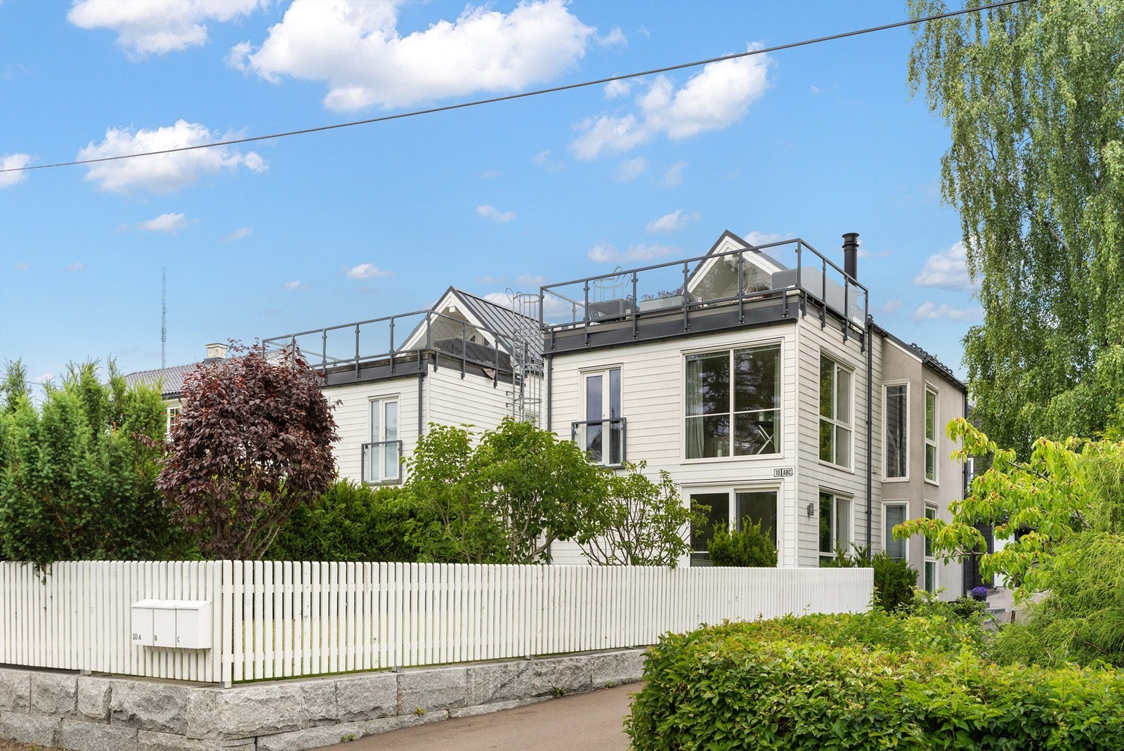 Granveien 10A har en solrik og flott beliggenhet i et attraktivt villaområde. Barnevennlig og trafikkskjermet med kort vei til bl.a. kollektivtransport, Bekkelaget skole og servicetilbud på Holtet, samt til de unike friområdene på Ekebergsletta Galleribilde