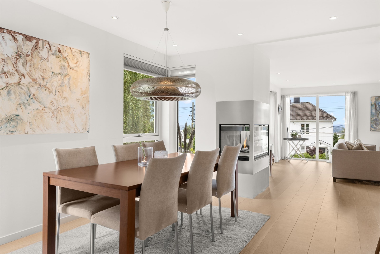 Peisen er plassert i åpningen mellom spisestuen og stuen, og har glass på 3 sider slik at den kan sees både fra kjøkkenet, spisestuen og stuen Galleribilde