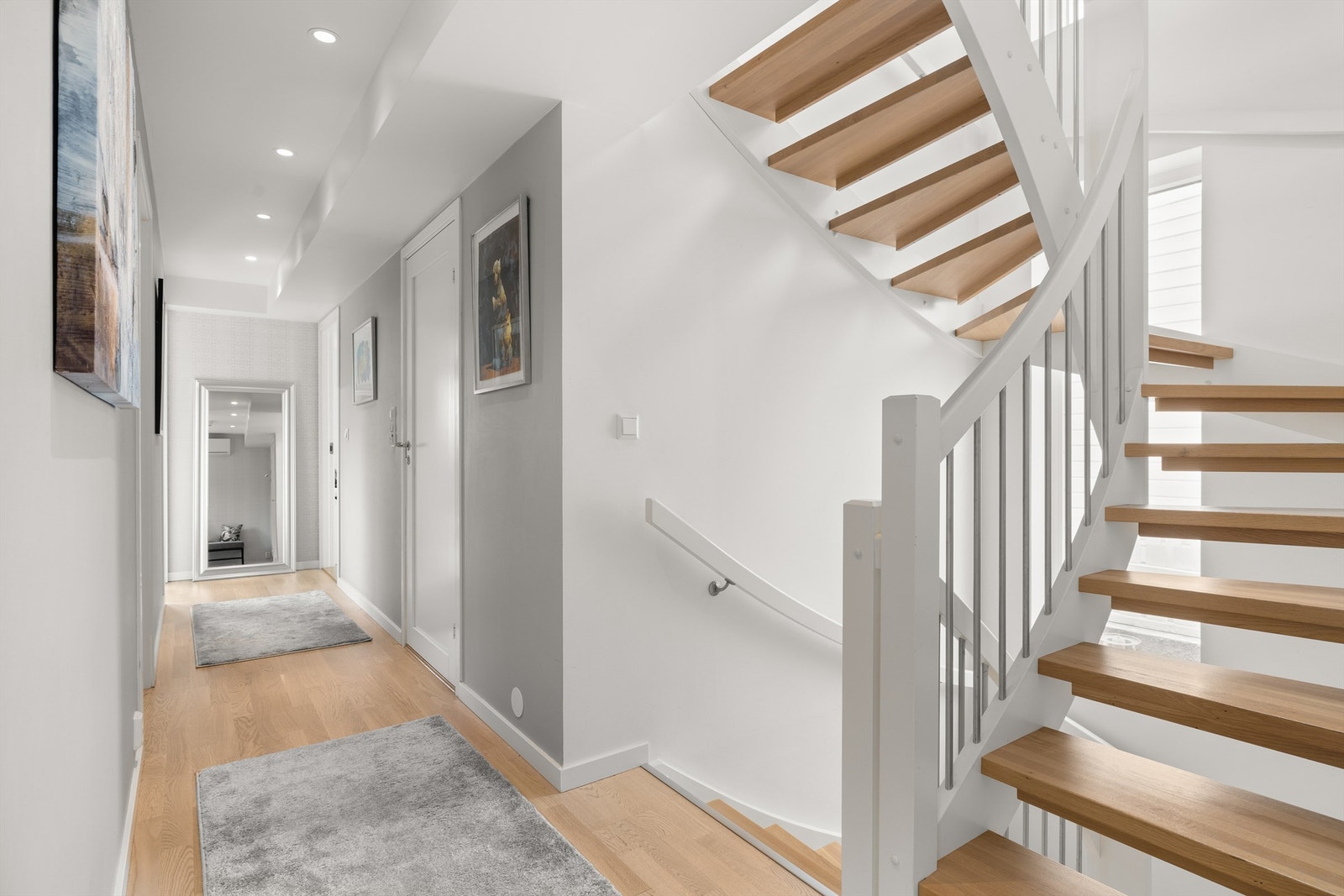 Alle soverommene og badet ligger i praktisk tilknytning til gangen Galleribilde