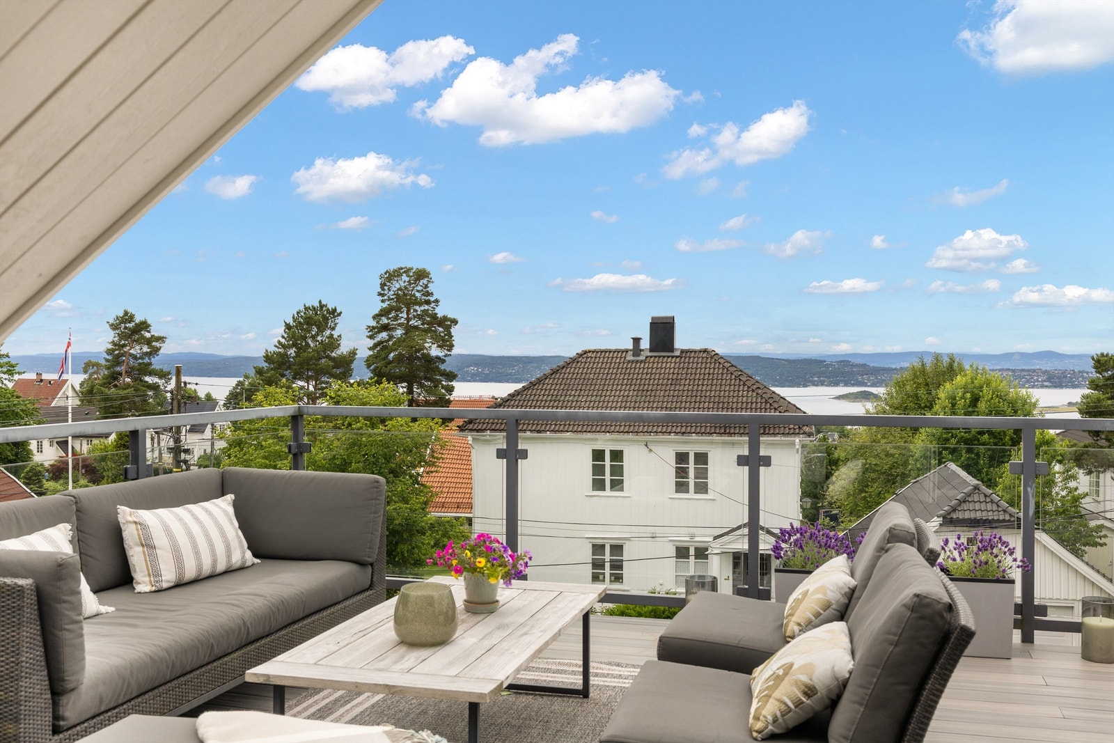 Flott fjordutsikt fra terrassen Galleribilde