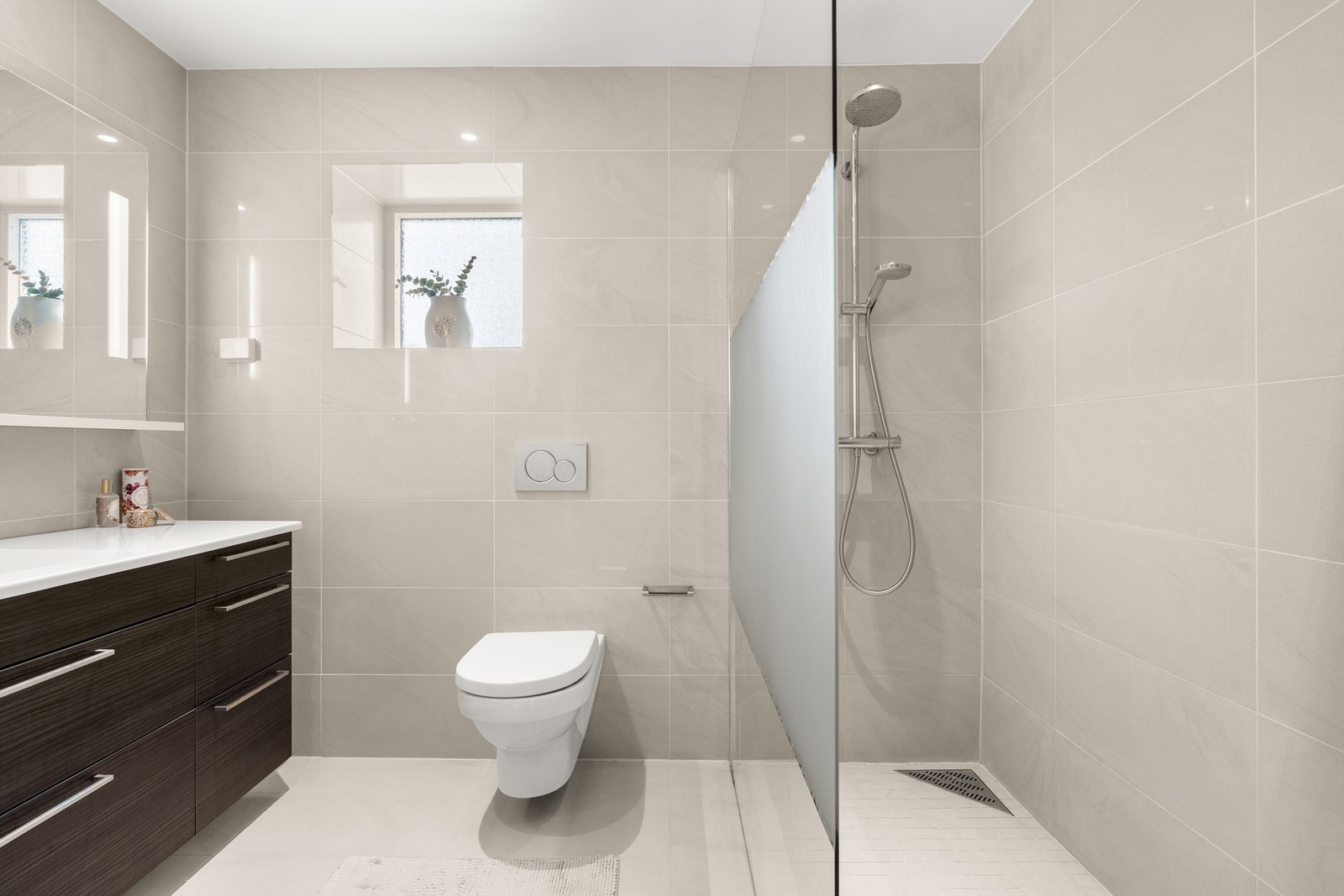 Dusjnisje med regnfallsdusj Galleribilde