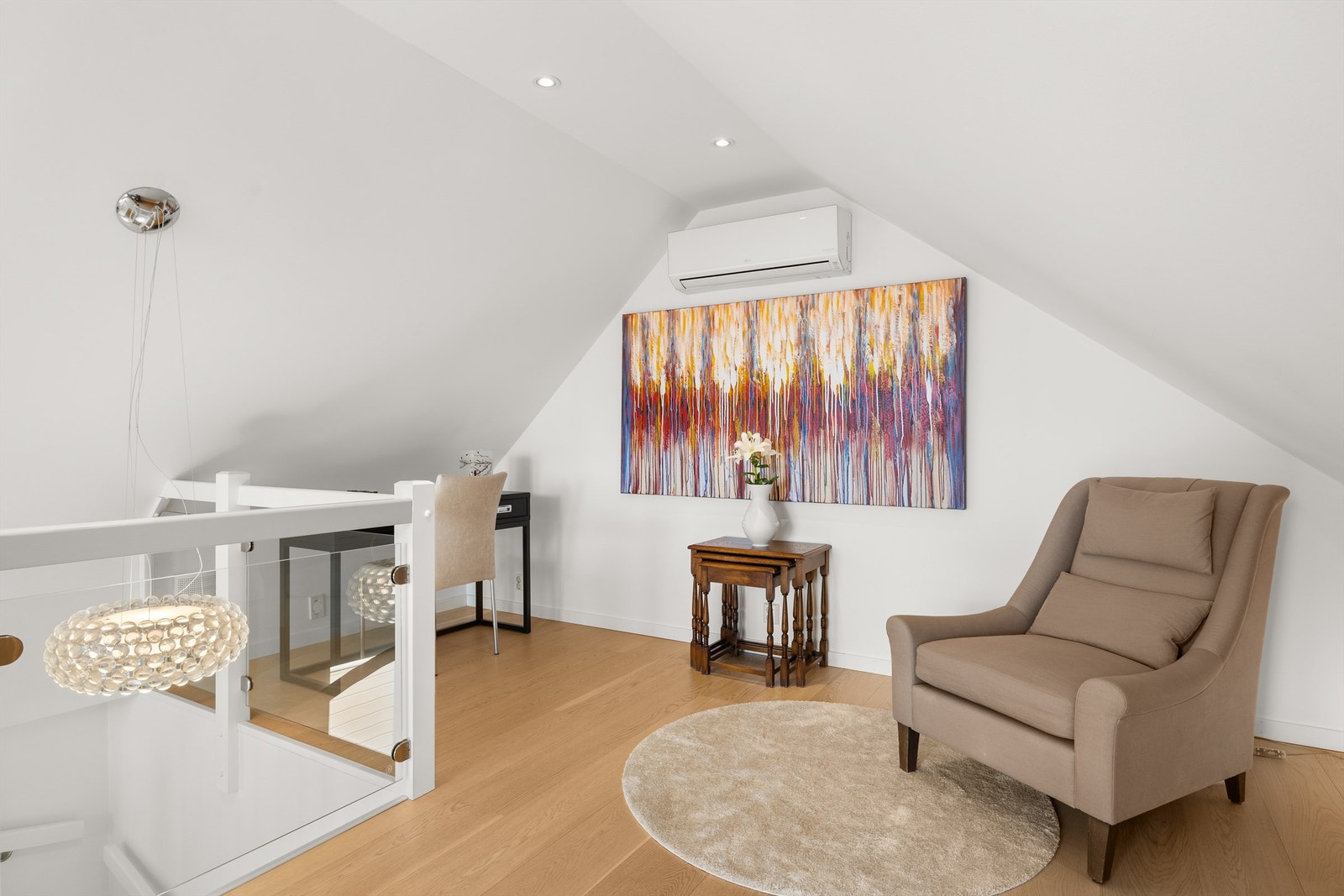 God plass til møblering i loftstuen. Varmepumpe som også kan benyttes til kjøling Galleribilde