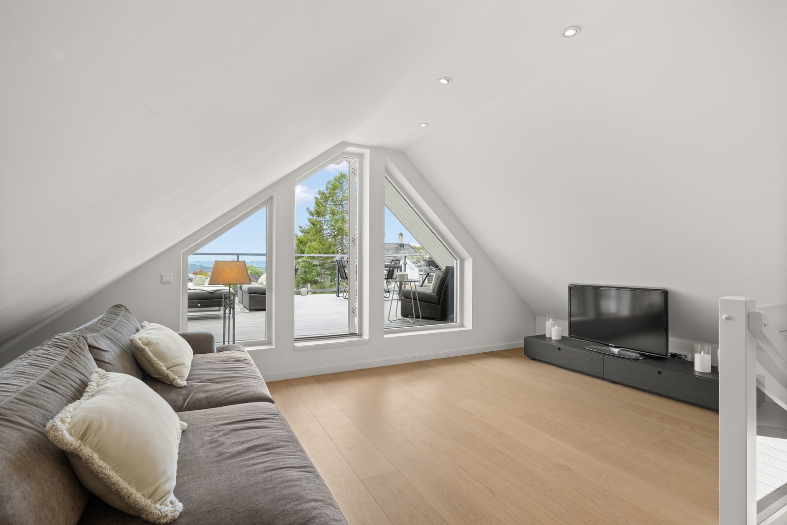 Loftstue med utgang til vestvendt terrasse med utsikt Galleribilde