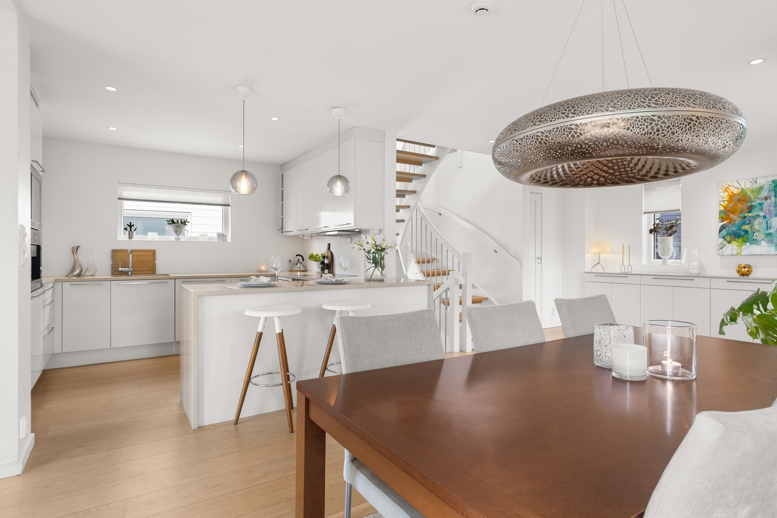 Kjøkkenet ligger i delvis åpen løsning til spisestuen. Kjøkkeninnredning fra HTH med benkeplater av stein. Kjøkkenøy med spiseplass i barløsning Galleribilde