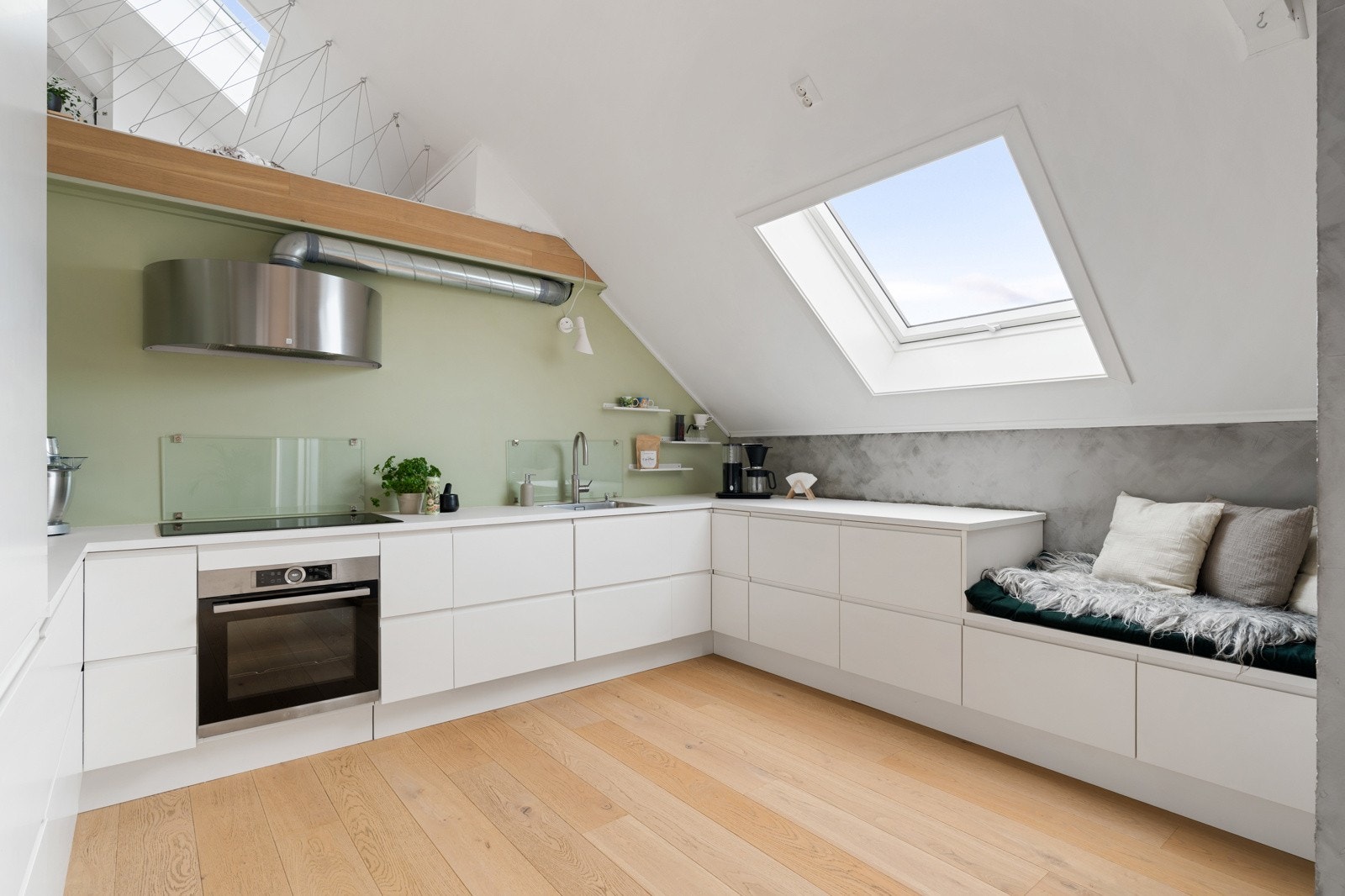 Moderne kjøkken med integrerte hvitevarer som medfølger i handelen. På kjøkkenet har man også en praktisk benk og Quooker armatur. Galleribilde