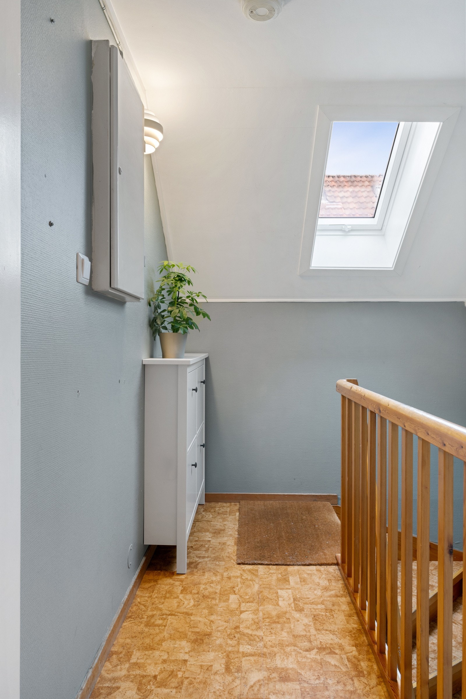 I trapperommet utenfor leiligheten har man ekstra plass til oppbevaring av sko og yttertøy. Galleribilde