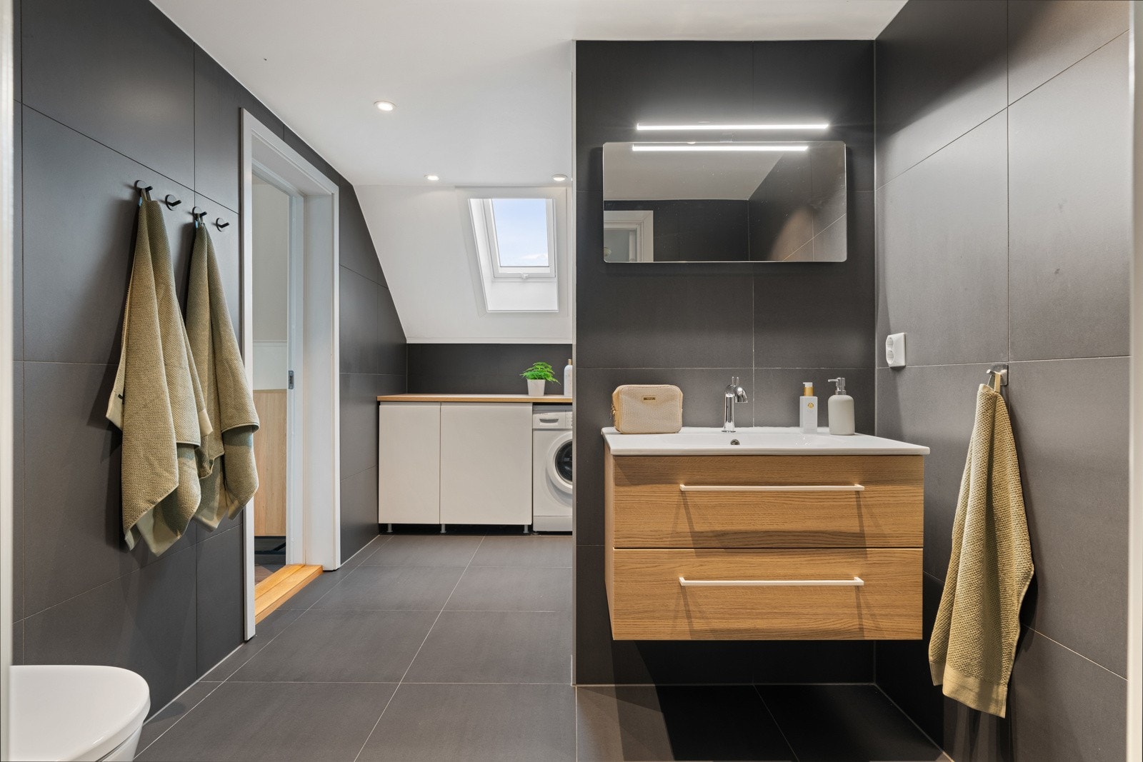 Fra soverommet har man direkte adkomst inn til badet. Galleribilde