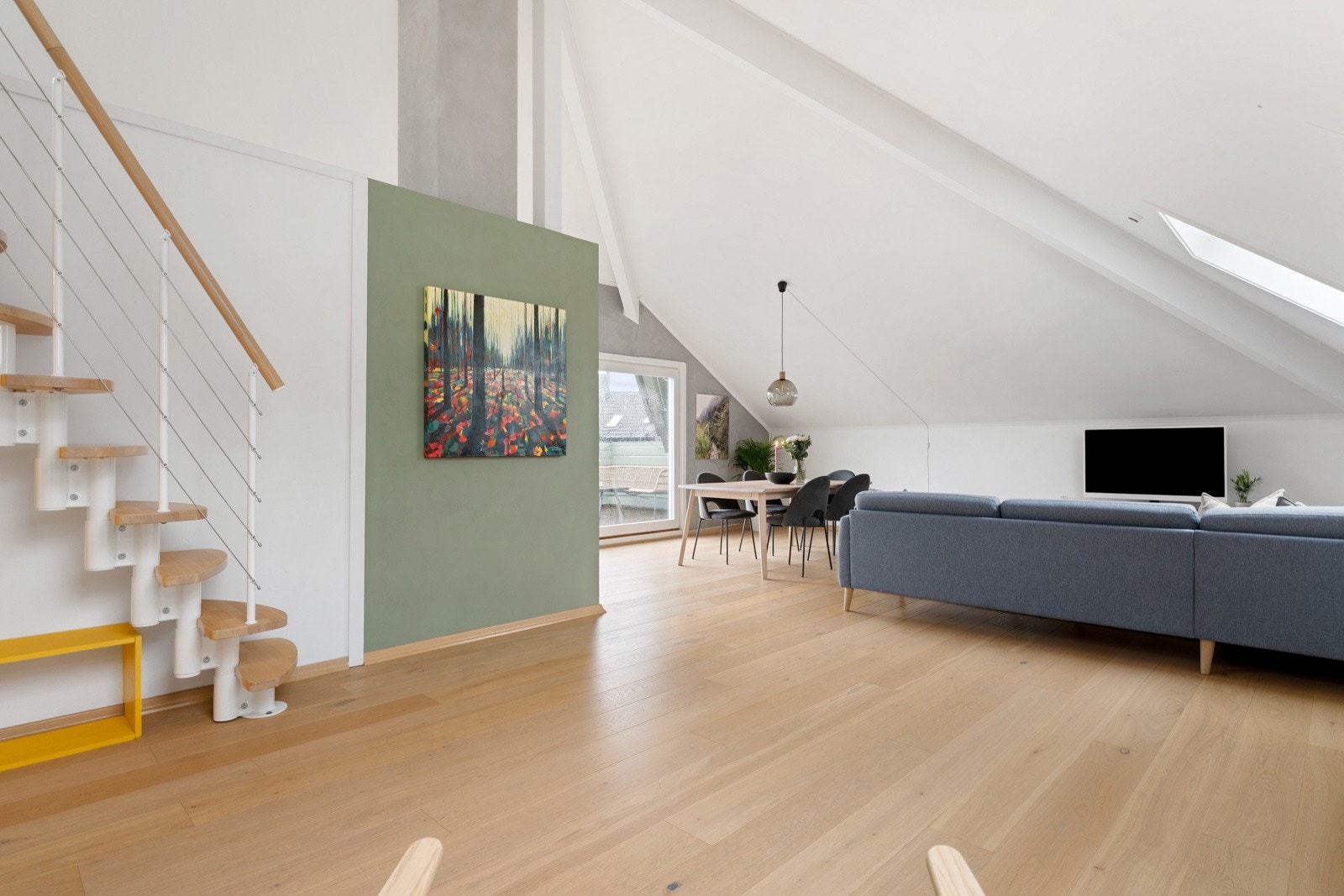 Leiligheten har varmekabler i gulv på stuen og badet. Galleribilde