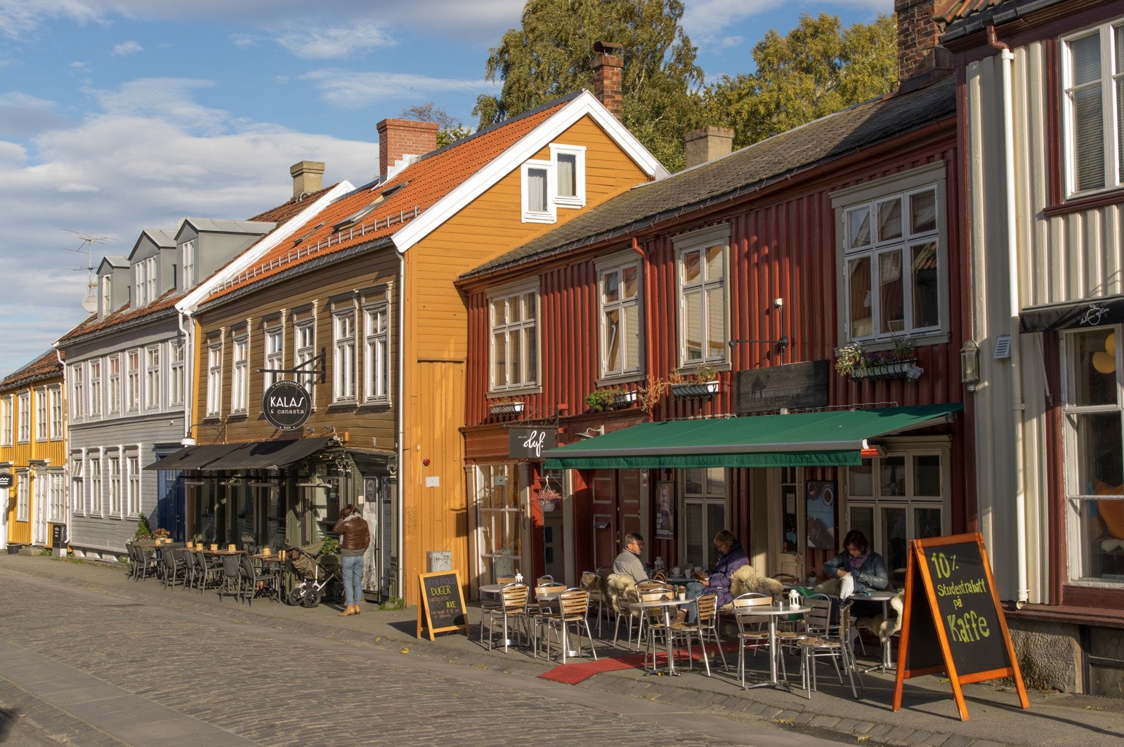 Tar man spaserturen bort til Bakklandet finner man flere hyggelige kaféer og nisjebutikker. Galleribilde