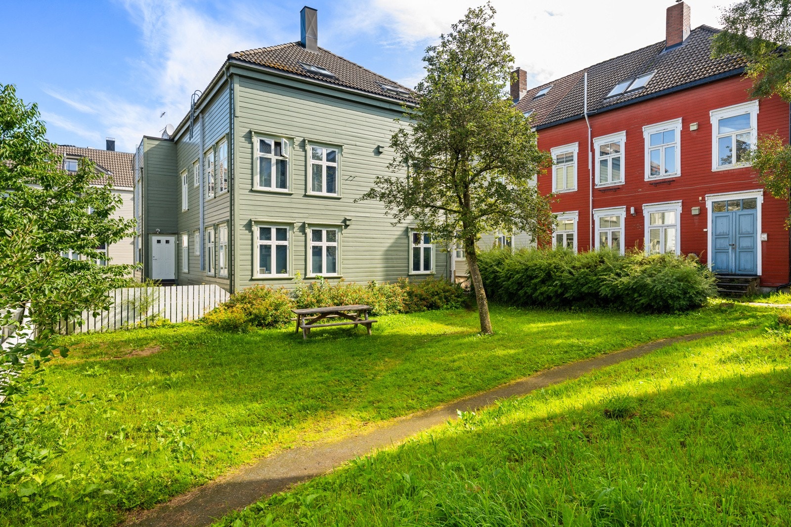 Sør for boligen er det også et flott felles grøntområde til disposisjon for beboerne i kvartalet. Galleribilde