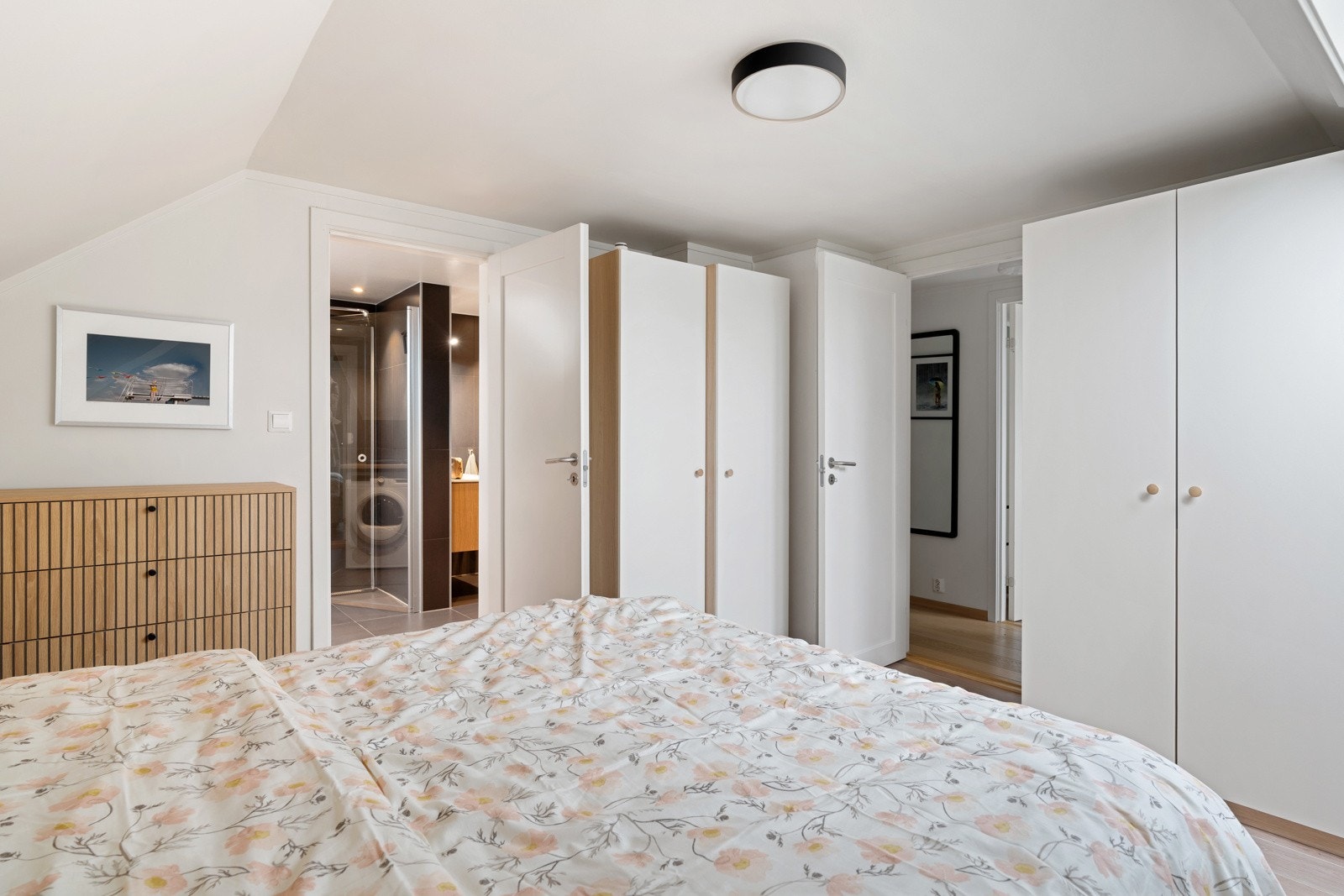 Her har man god plass til ønsket garderobeløsning. Galleribilde