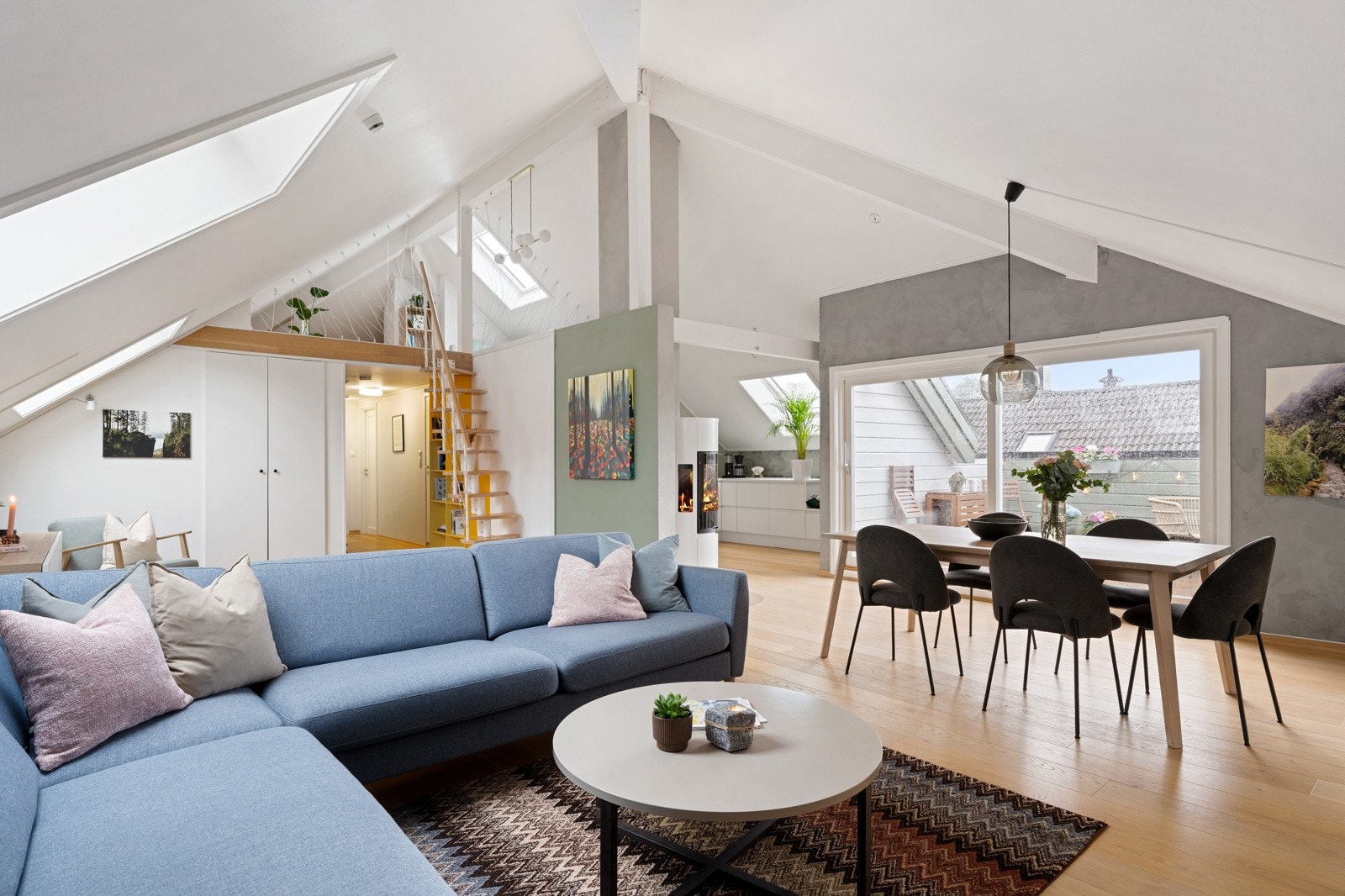 Stor flott stue med meget god takhøyde Galleribilde