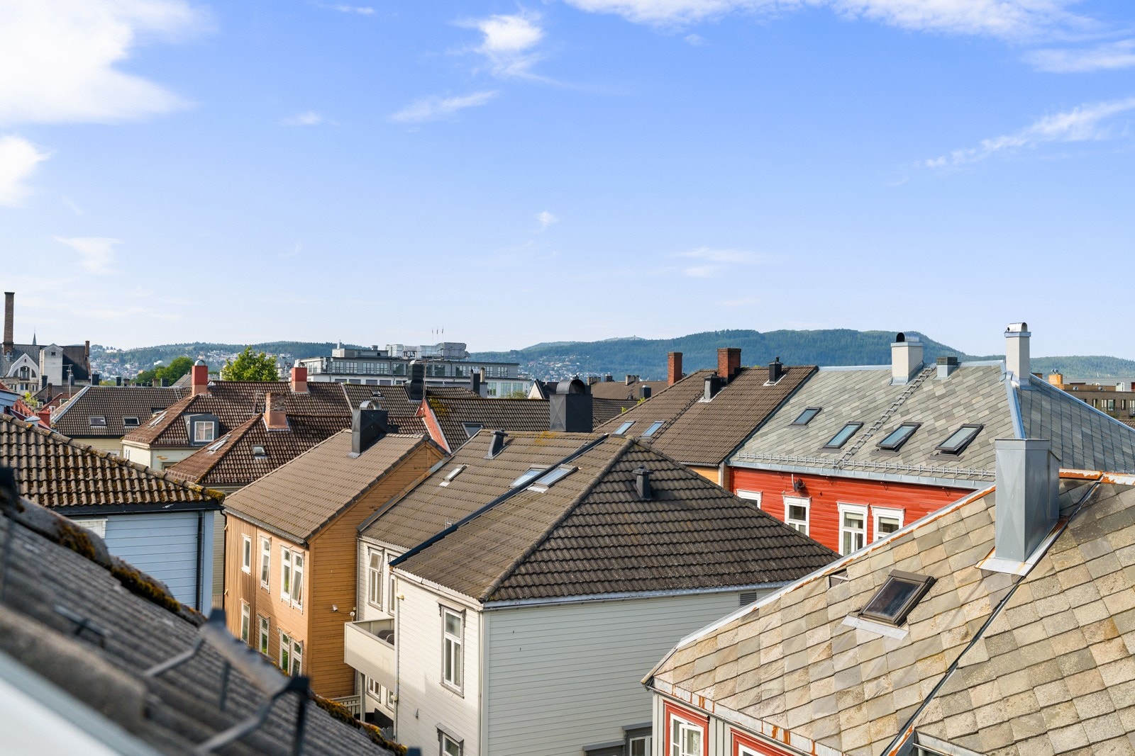 Boligen har en svært sentral beliggenhet, med gangavstand til blant annet Solsiden, Midtbyen og flere av byens studiesteder. Galleribilde